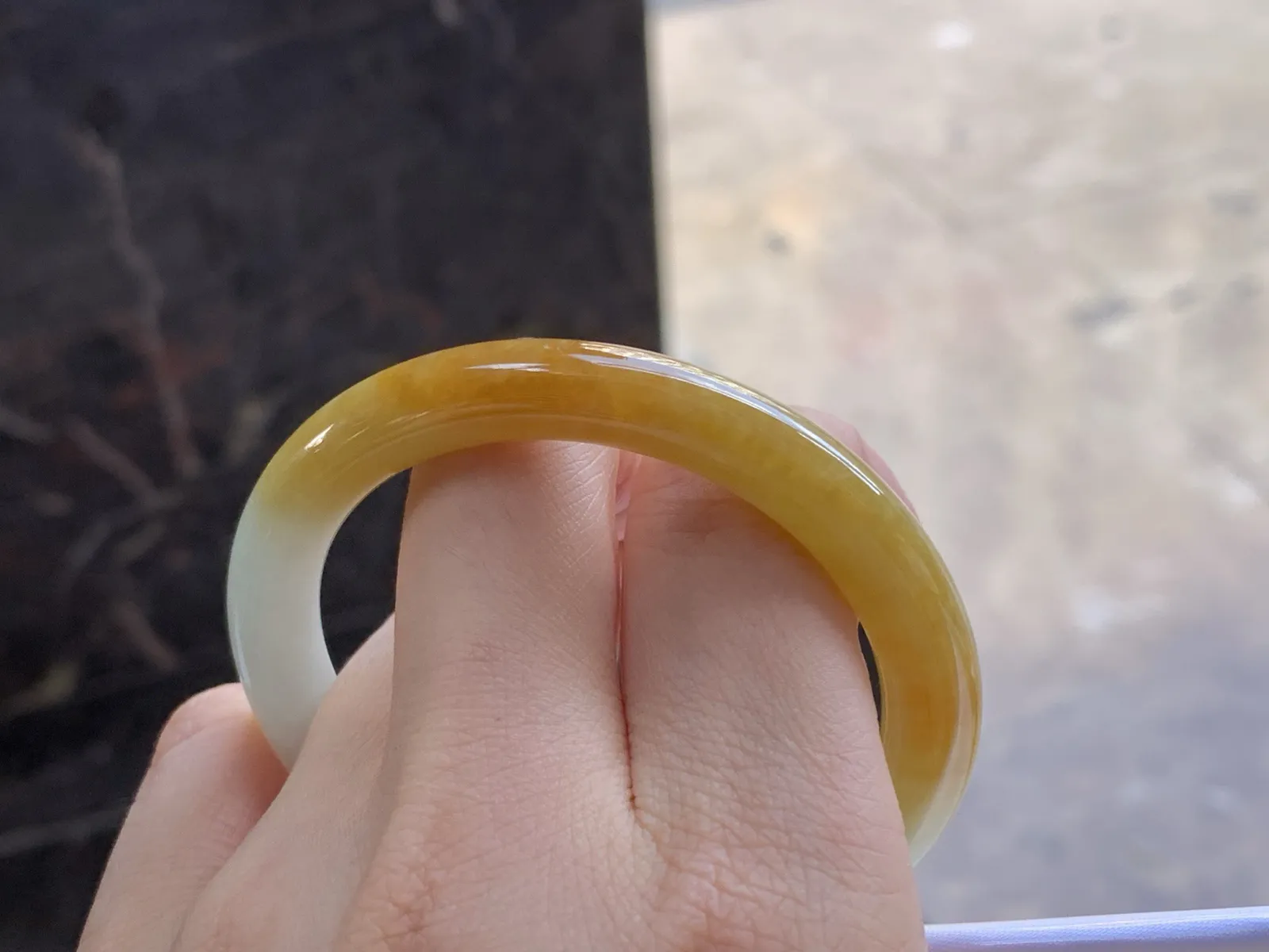 50-8.2

糯种黄翡手镯^_^ 细腻独特