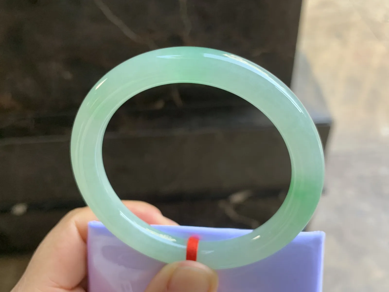 53-8.7mm
冰种带色圆条手镯 水润光泽 颜色漂亮