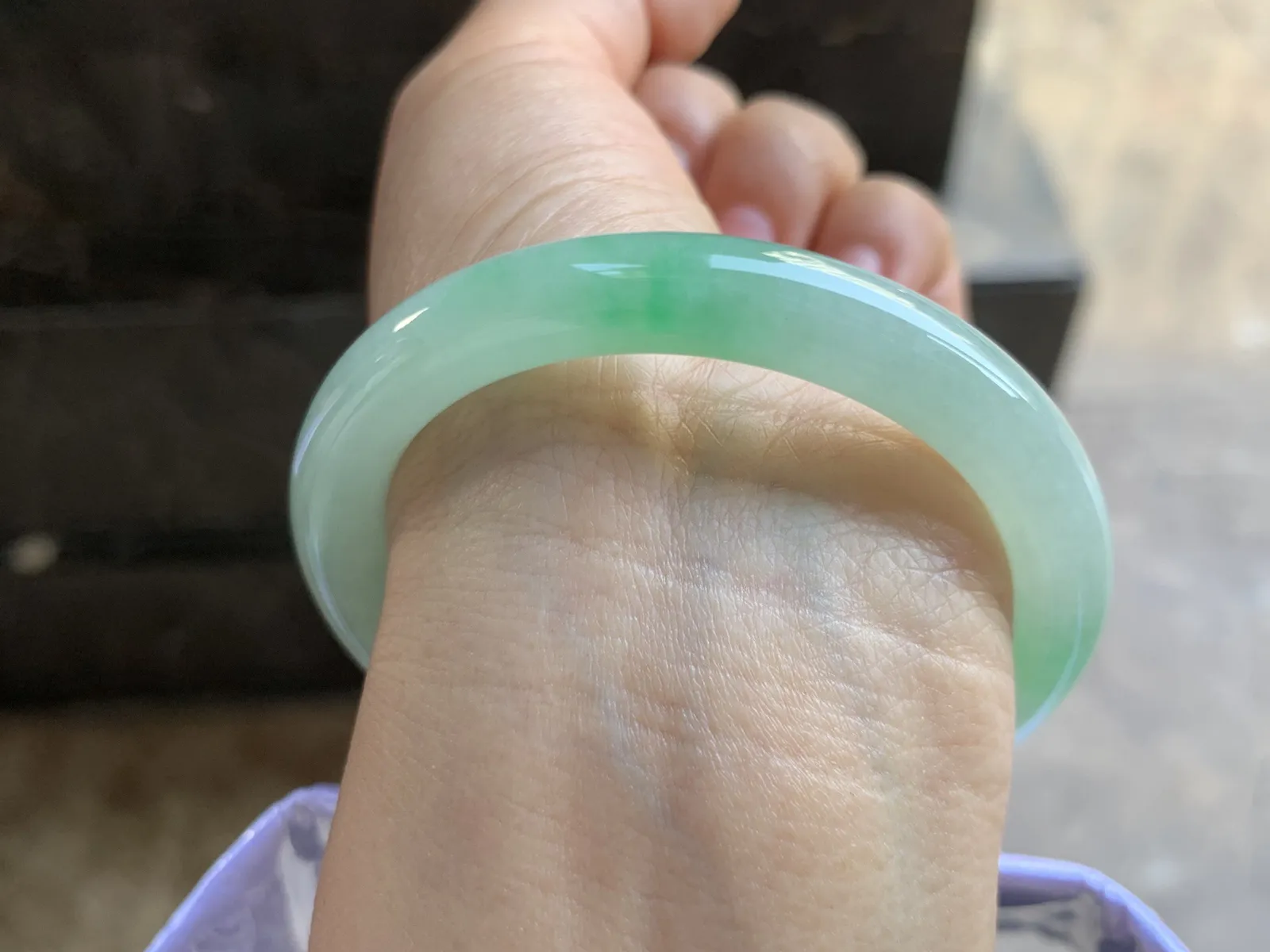 53-8.7mm
冰种带色圆条手镯 水润光泽 颜色漂亮