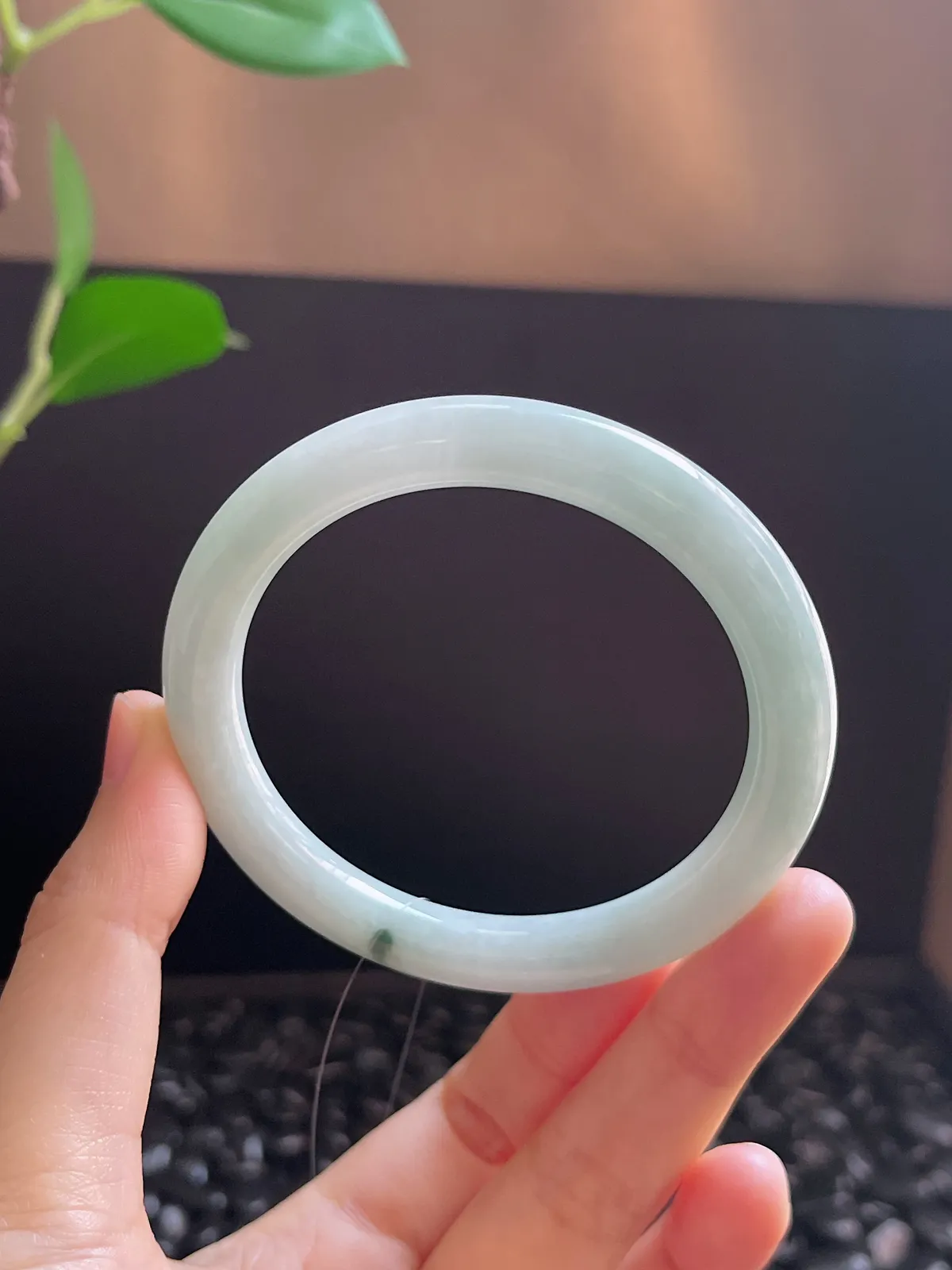 圆镯54圈口，翡翠糯化种飘绿手镯