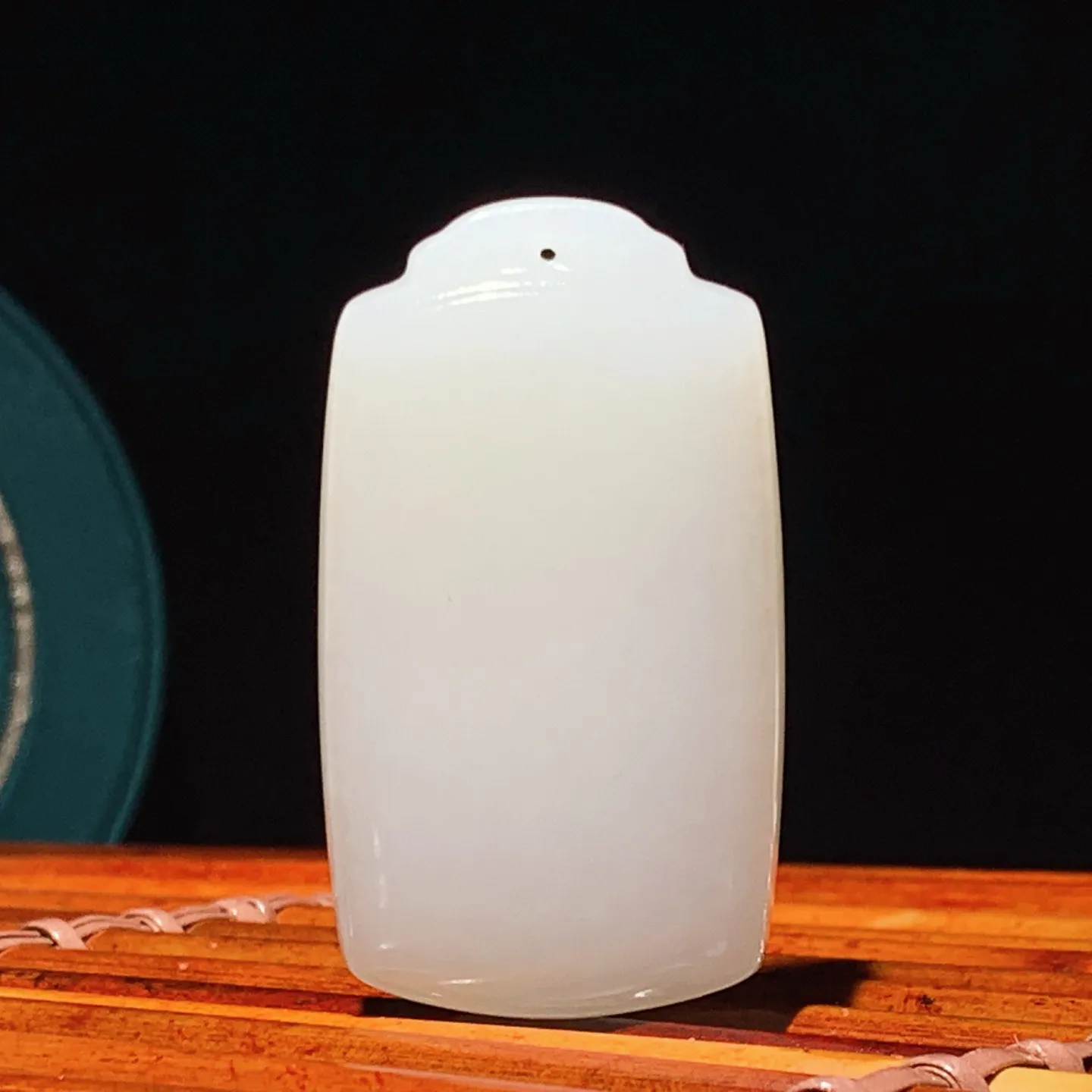 新疆和田玉羊脂白平安无事牌子挂件。尺寸54/31/13重49克 白度一级。无裂无杂 玉质细腻油润 底色纯净 脂粉好，品质好。lt250103