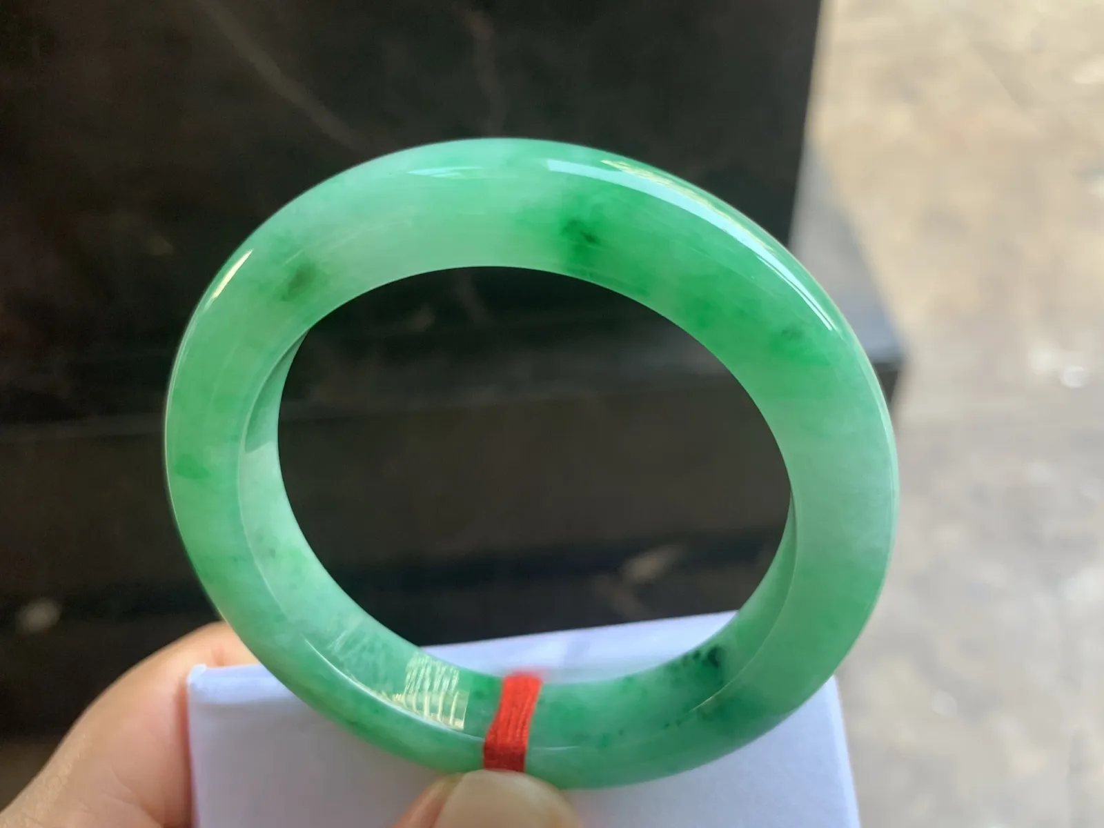 52-11.3-9.2mm
满色手镯 底子细腻 颜色漂亮 推荐