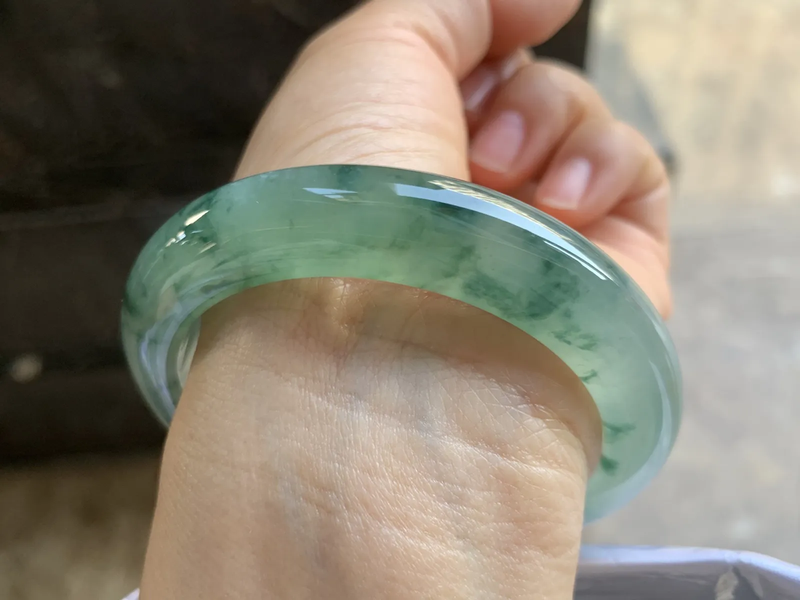 55-12-9mm
冰种飘花手镯 冰透莹润 花色漂亮