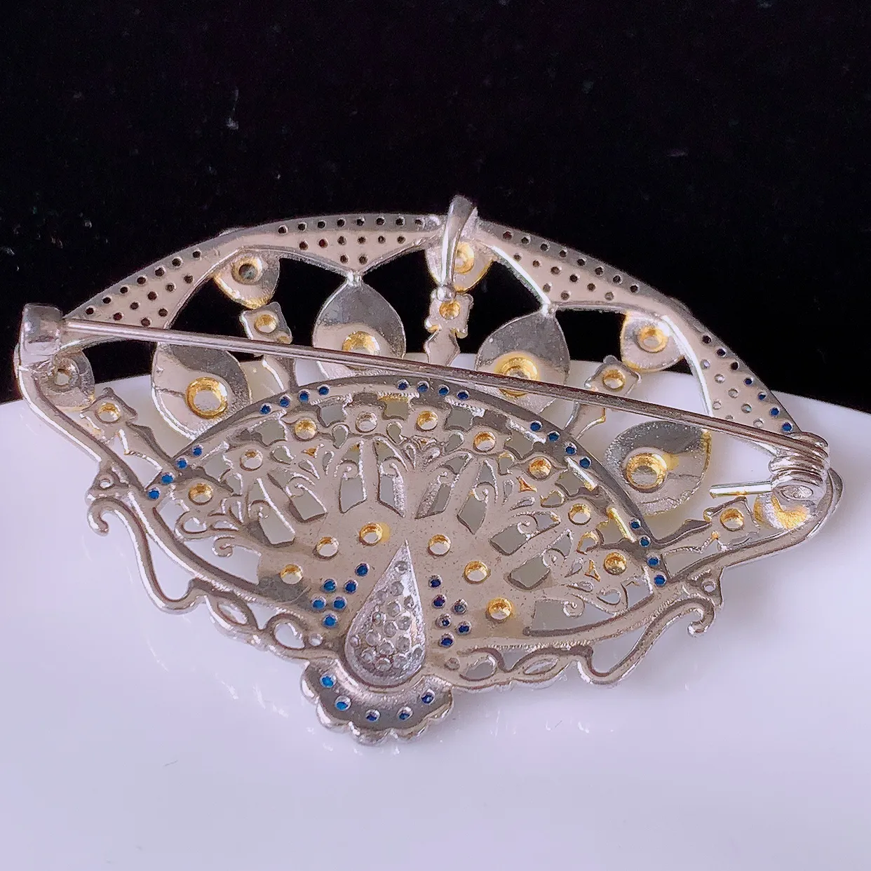 冰透满绿翡翠925银镶嵌孔雀胸针，自然光实拍，翠色灵动，颜色漂亮，种老水足，品相佳，佩戴佳品！#98.30整体50*34.5-8.5 裸石2*2