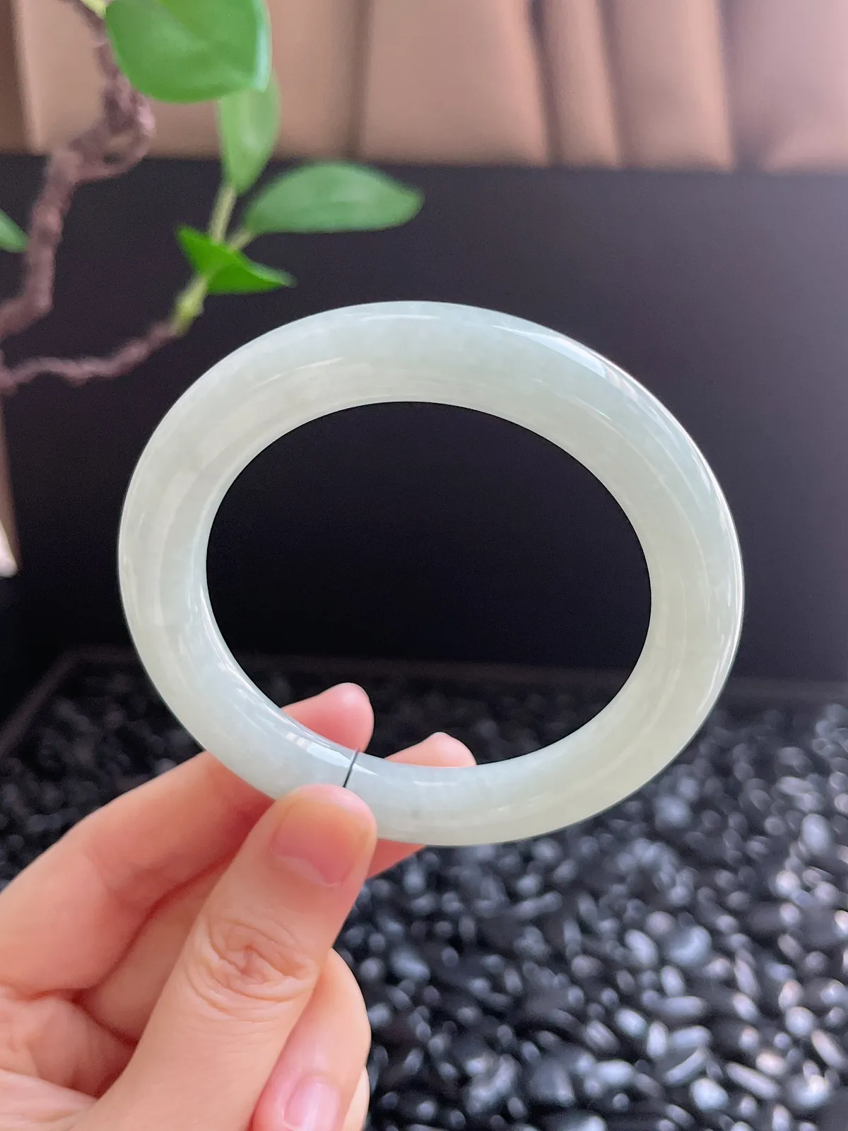 圆镯55圈口，翡翠糯化种淡绿色手镯