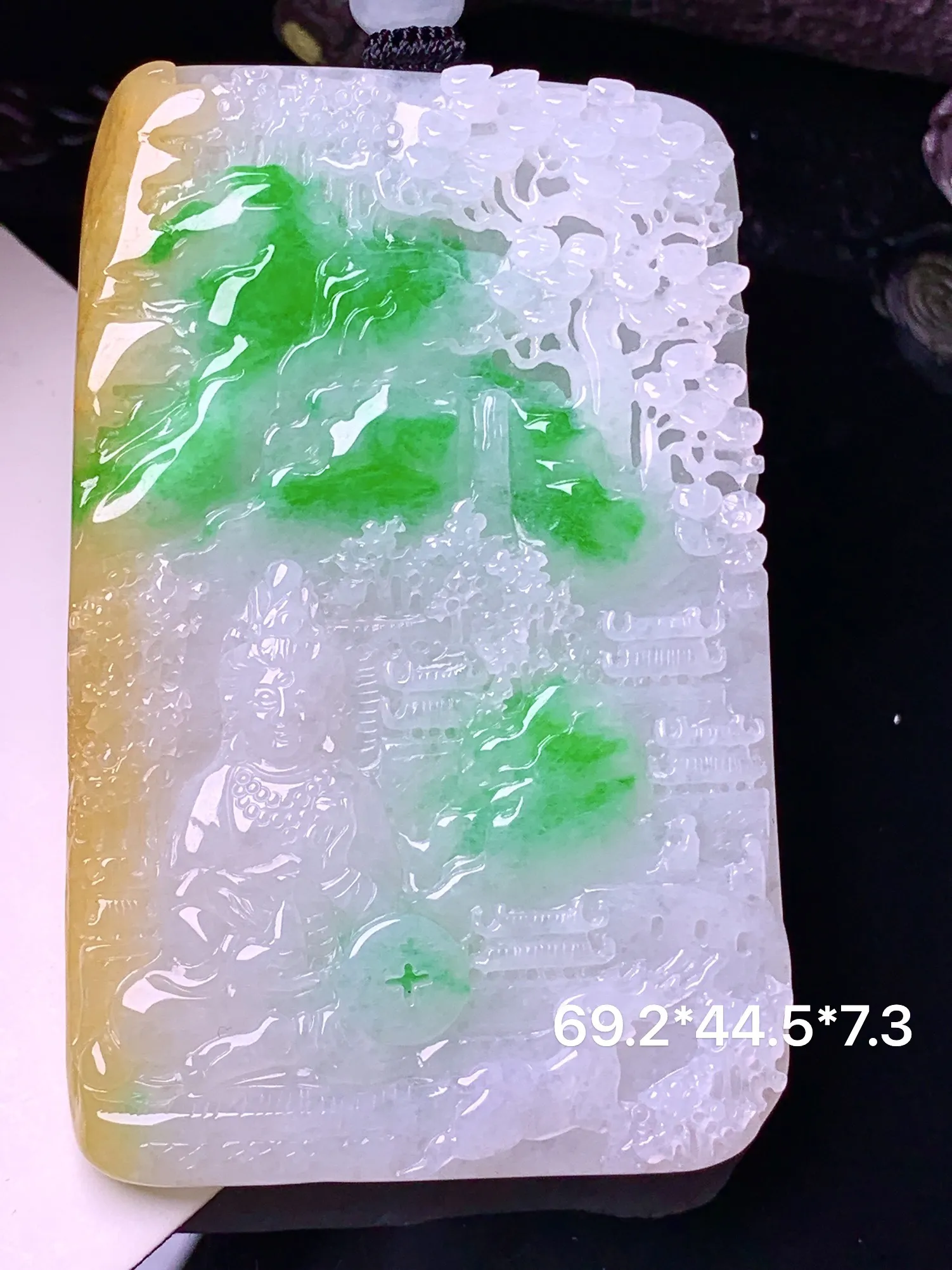 飘黄绿山水观音牌吊坠 玉质细腻 色泽清新艳丽 整体尺寸69.2*44.5*7.3