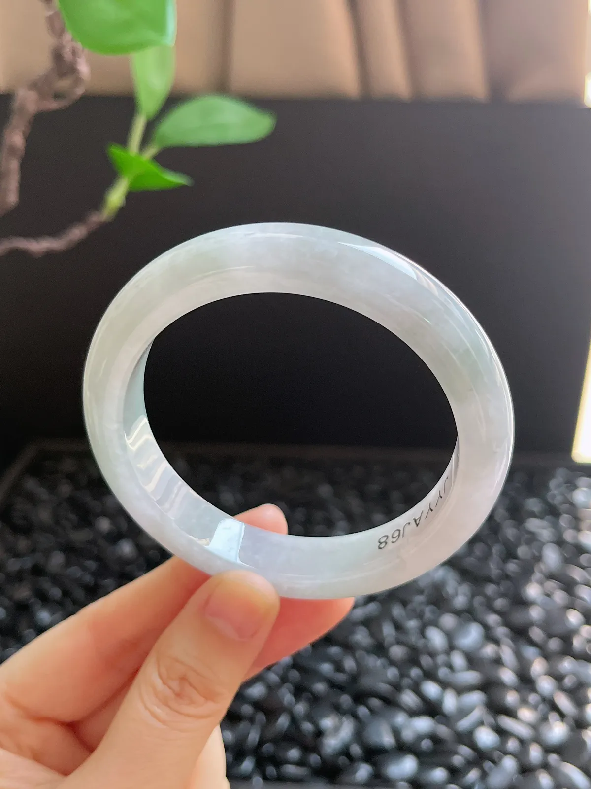 正圈56.7圈口，翡翠糯化种白色手镯