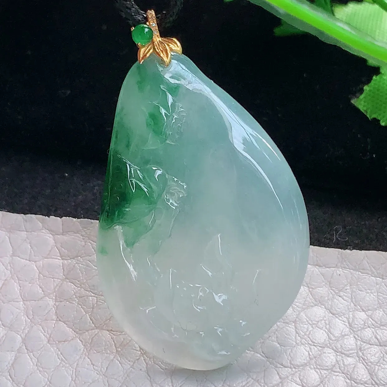 lz实拍44.8*26.5*4缅甸翡翠精雕冰飘花莲花 冰清玉洁玉项坠 玉挂件