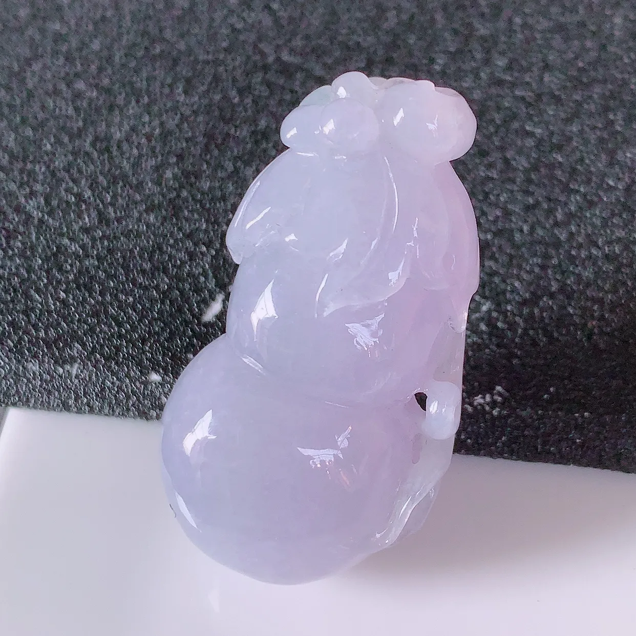 自然光实拍，冰润紫罗兰翡翠葫芦吊坠，寓意福禄双全，财源滚滚，清新脱俗，佩戴效果优雅迷人！#57.2