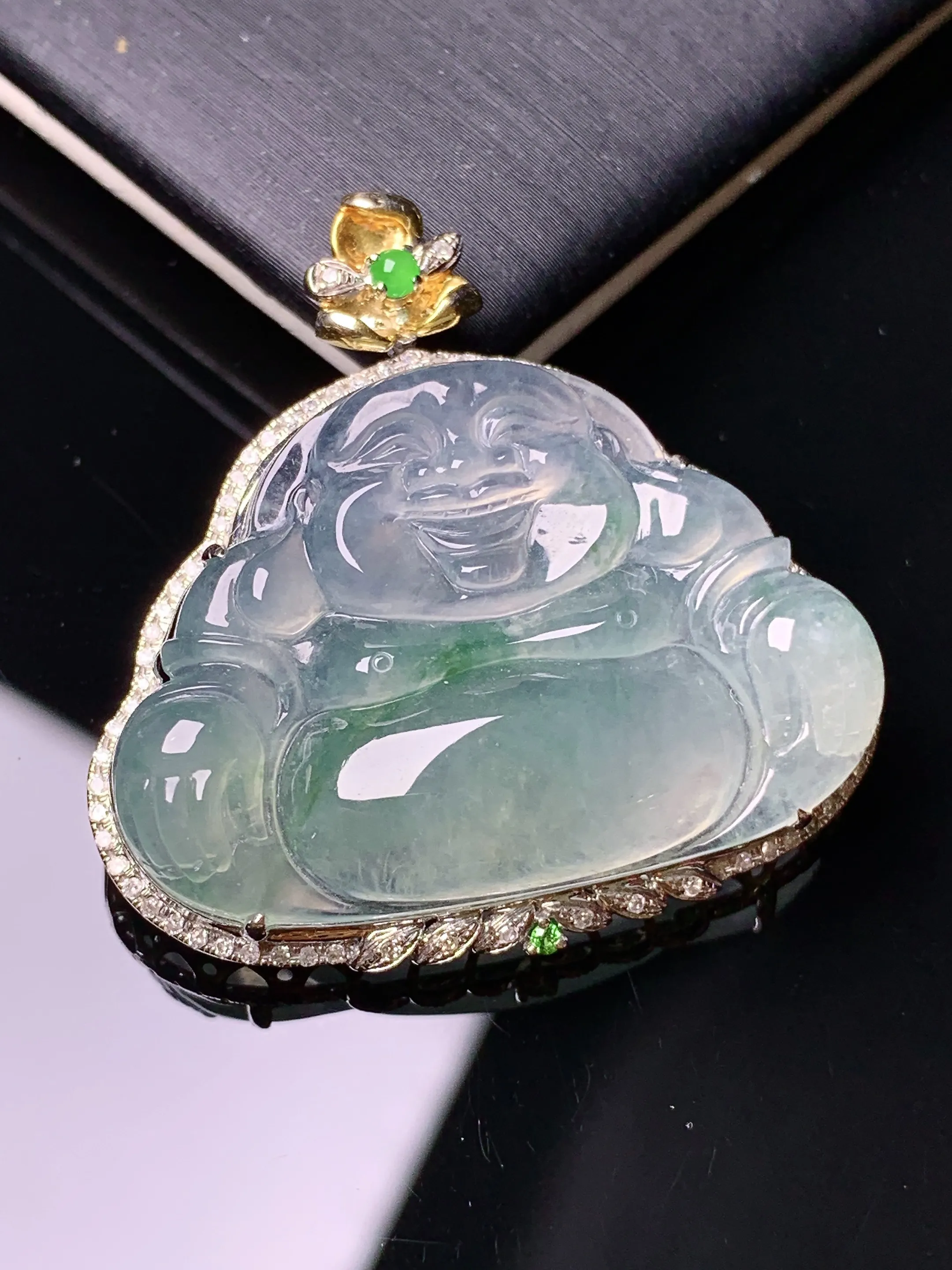 18k金钻镶嵌飘绿佛公吊坠 玉质细腻 色泽清新艳丽 整体尺寸33.2*33.8*8.3