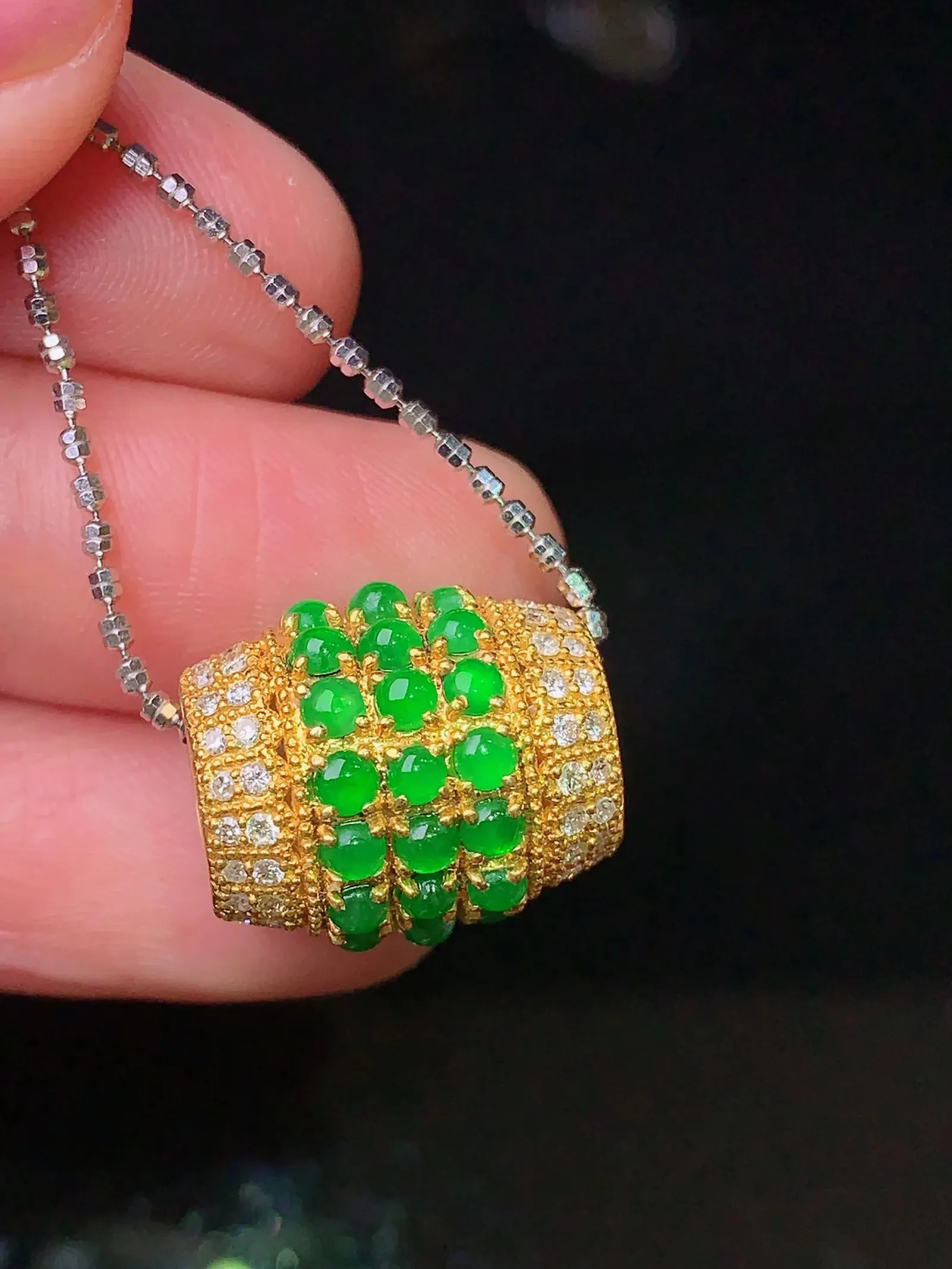 18k金钻镶嵌满绿蛋面路路通吊坠 玉质细腻 色泽清新艳丽 整体尺寸16*13.6*13.6