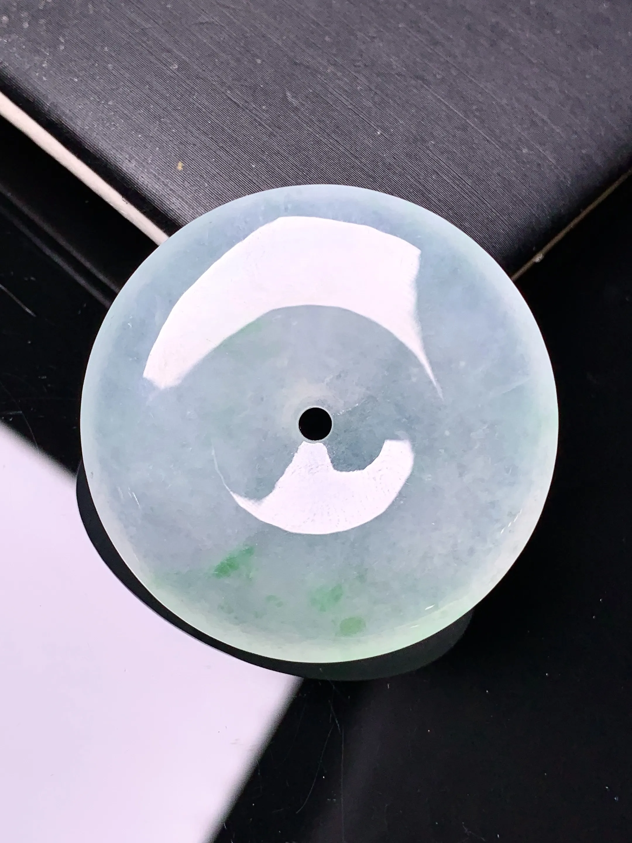 冰种飘绿平安扣吊坠 玉质细腻 色泽清新艳丽 整体尺寸34.5*5.8