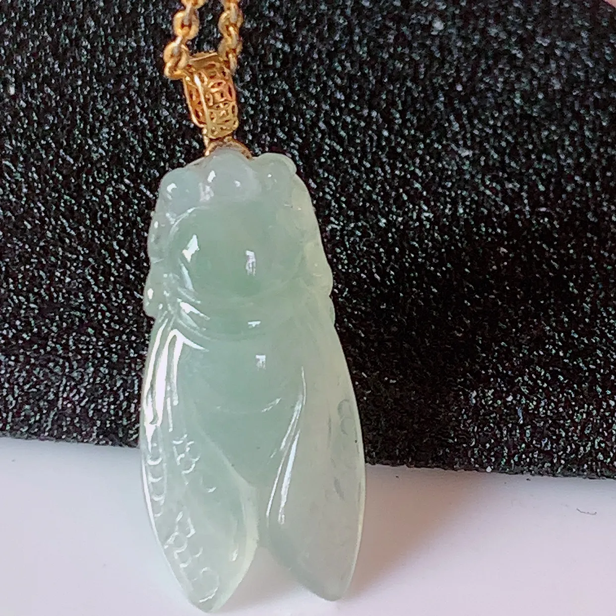 18K金镶嵌冰种翡翠招财金蝉吊坠，种老水足，雕工精湛 ，寓意美好，佩戴时尚出众！#1.2