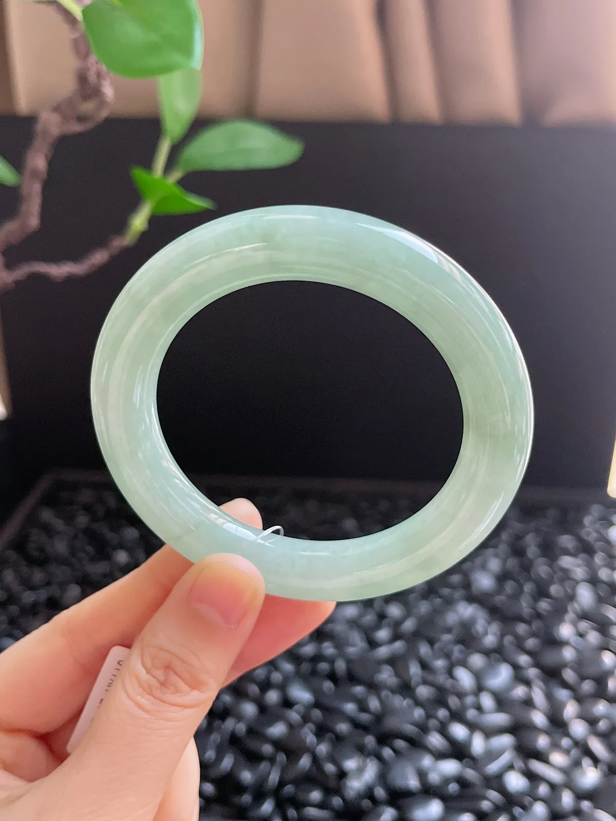 圆镯53.5圈口，翡翠糯化种淡绿色手镯