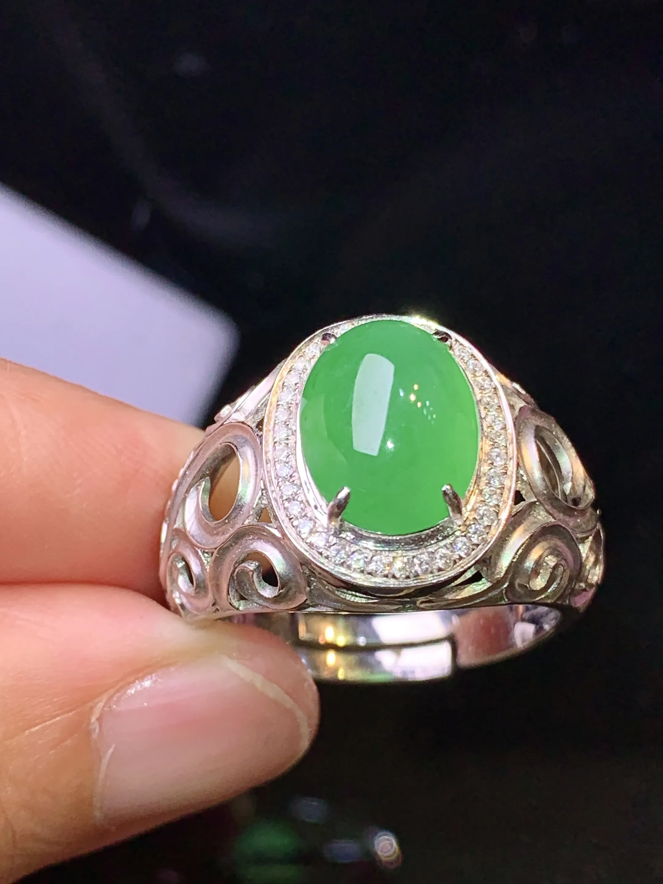 18k金钻镶嵌满绿蛋面戒指 玉质细腻 色泽清新艳丽 圈口21.5 裸石尺寸11.8*9*5.5