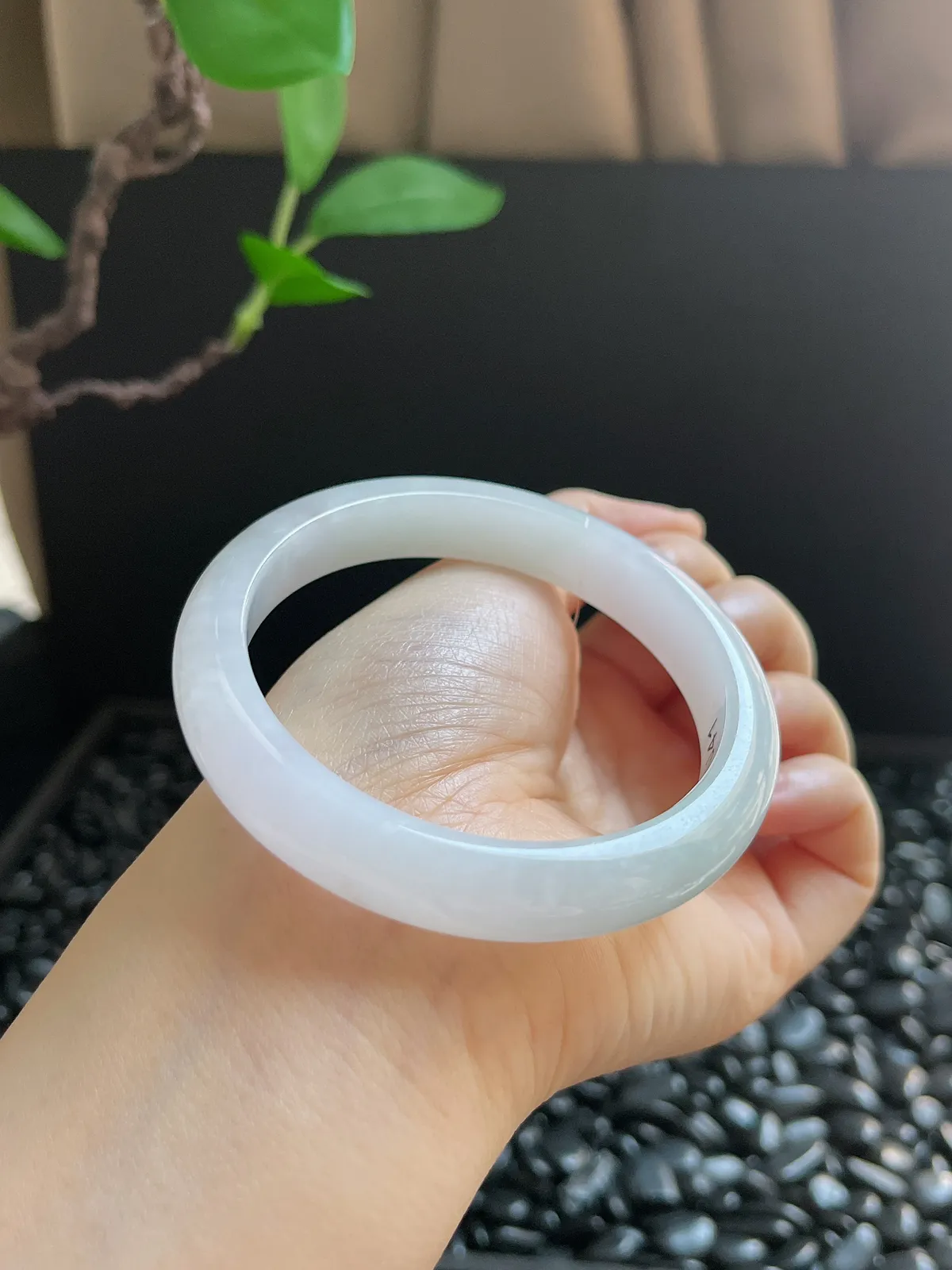 正圈58圈口，翡翠糯化种淡绿色手镯