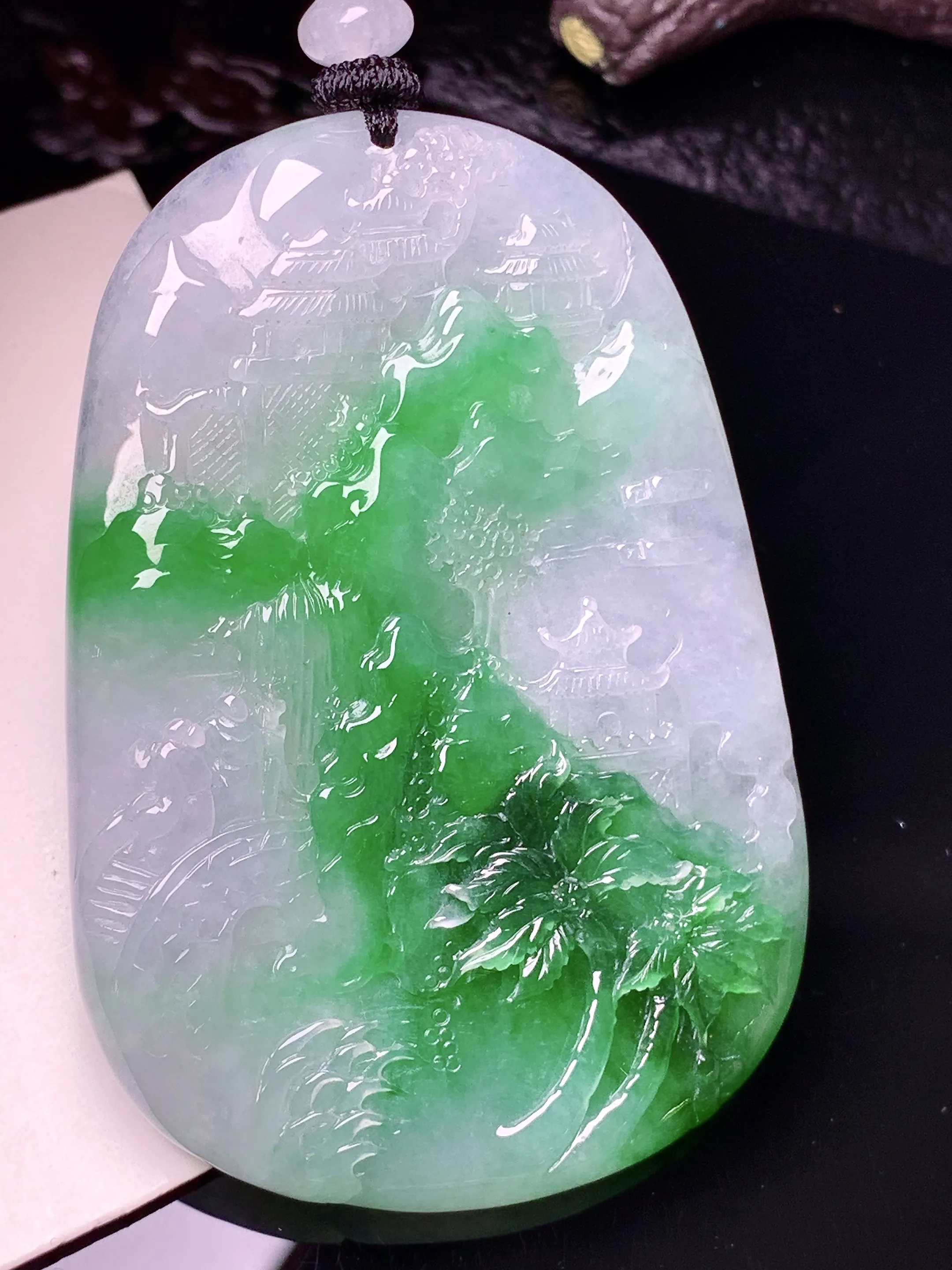 飘绿山水牌子吊坠 玉质细腻 色泽清新艳丽 整体尺寸63*43*6.2