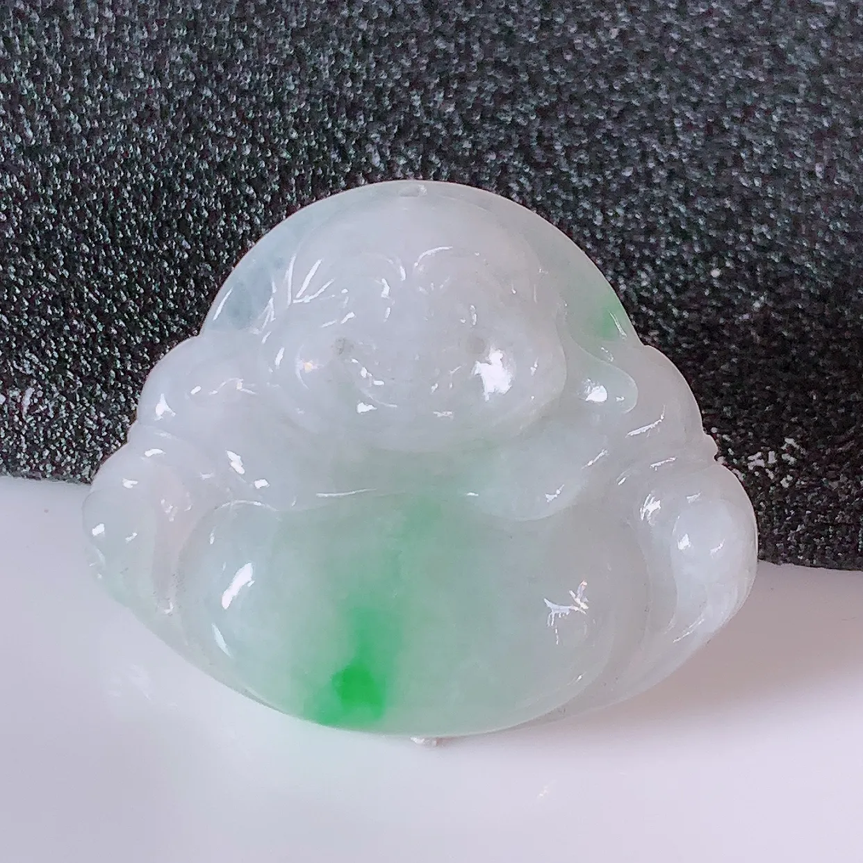 自然光实拍，冰润飘绿佛公翡翠吊坠，翠色灵动，佩戴效果时尚出众，尽显气质，玉质细腻，美感十足。#57.