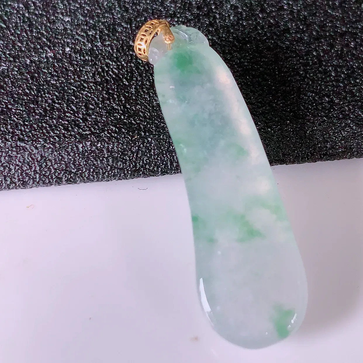 18K金镶嵌冰种飘花翡翠招财福瓜吊坠，精美饱满福瓜，种水足，形态圆润饱满，福相十足 ！#1.30