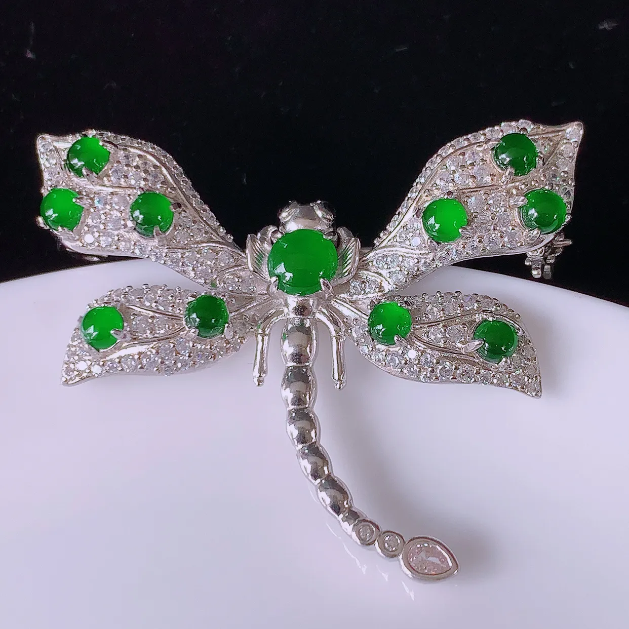 冰透满绿翡翠925银镶嵌蜻蜓胸针，自然光实拍，翠色灵动，颜色漂亮，种老水足，品相佳，佩戴佳品！#98.30整体40*27*9.5  取一裸石5*5