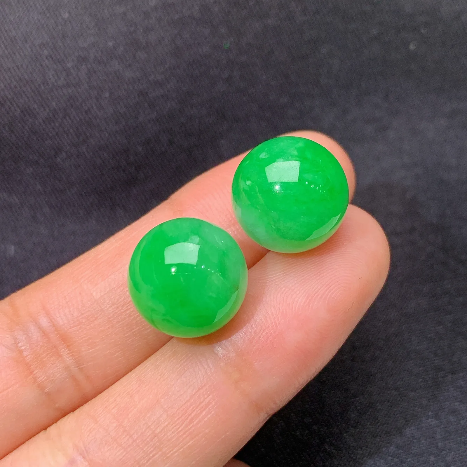飘绿圆珠一对，镶嵌佳品，冰润细腻，色阳，种水足 Be 直径12.3