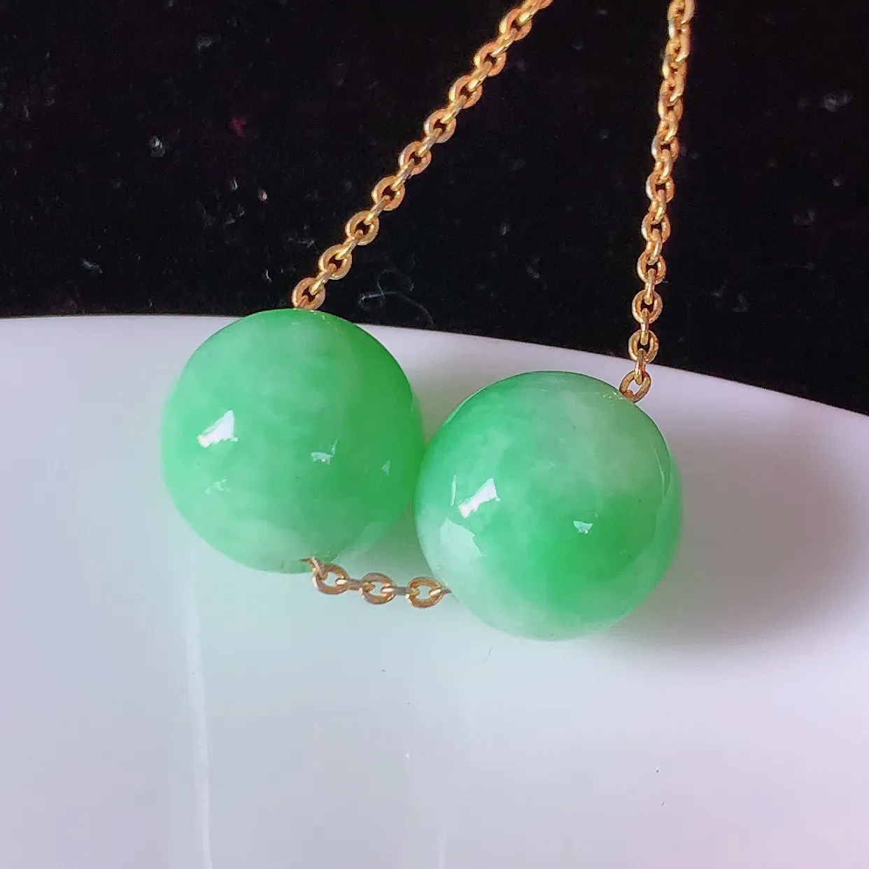 自然光实拍，满绿翡翠一对圆珠、转运珠吊坠，寓意“时来运转，财源滚滚” 寓意佳，转运珠佩戴时尚优雅！#05.2尺寸11mm