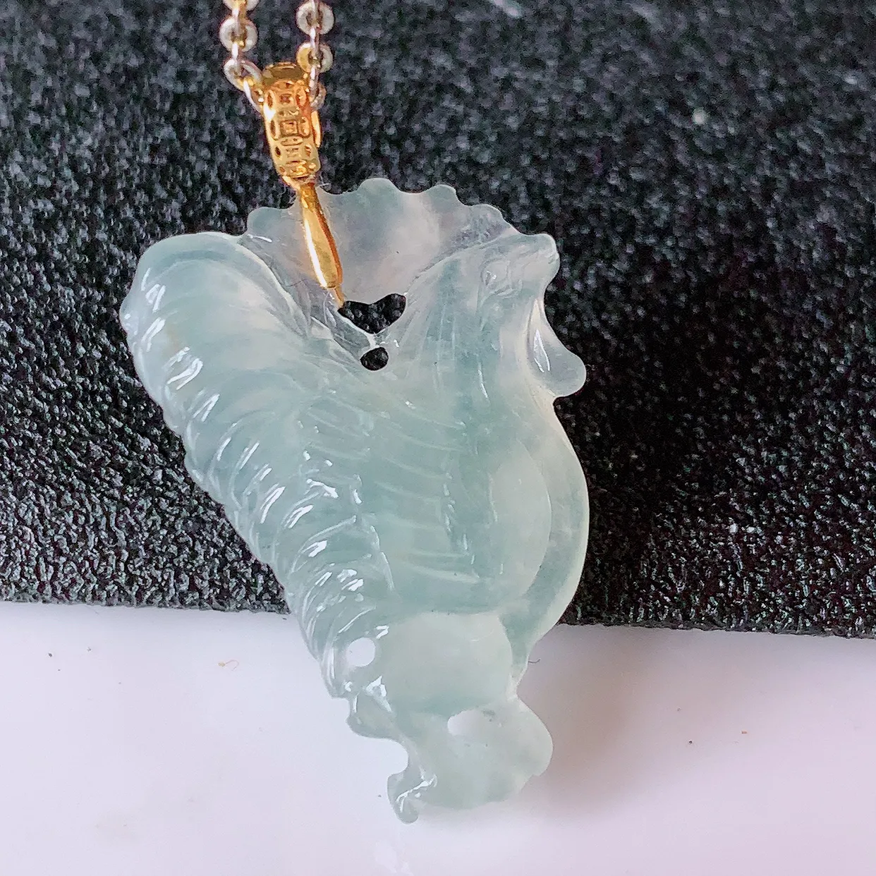 18K金镶嵌冰种翡翠生肖鸡吊坠，种老水足，雕工精湛 ，寓意美好， 佩戴时尚出众！#1.30