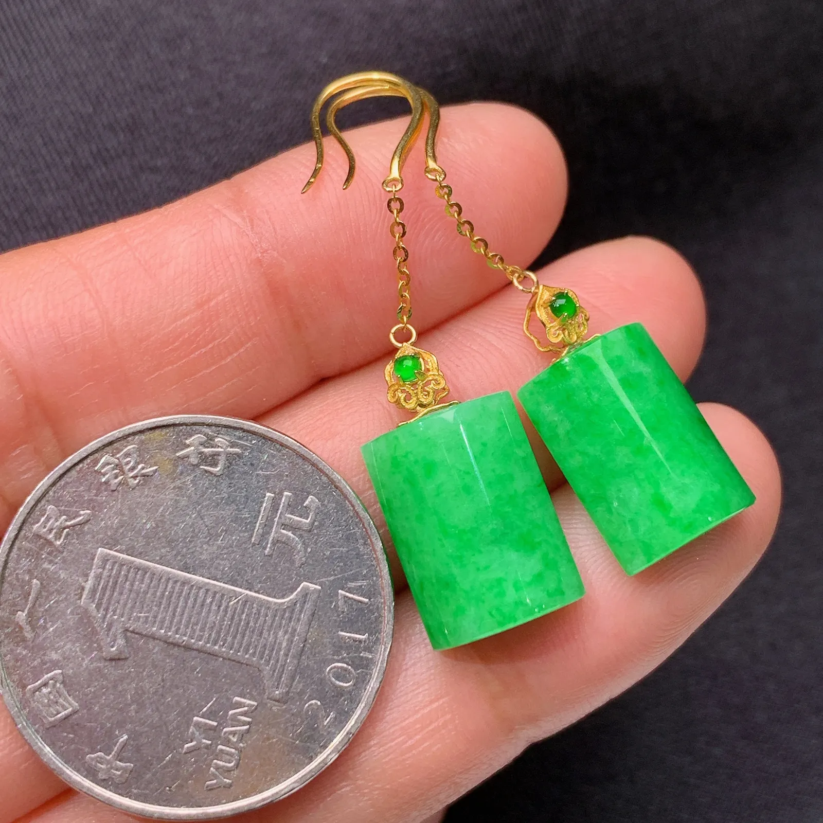 阳绿无事牌耳坠，18k金镶嵌，简约时尚，冰润色阳，种水足，zha 尺寸13.7*10.1*5.1