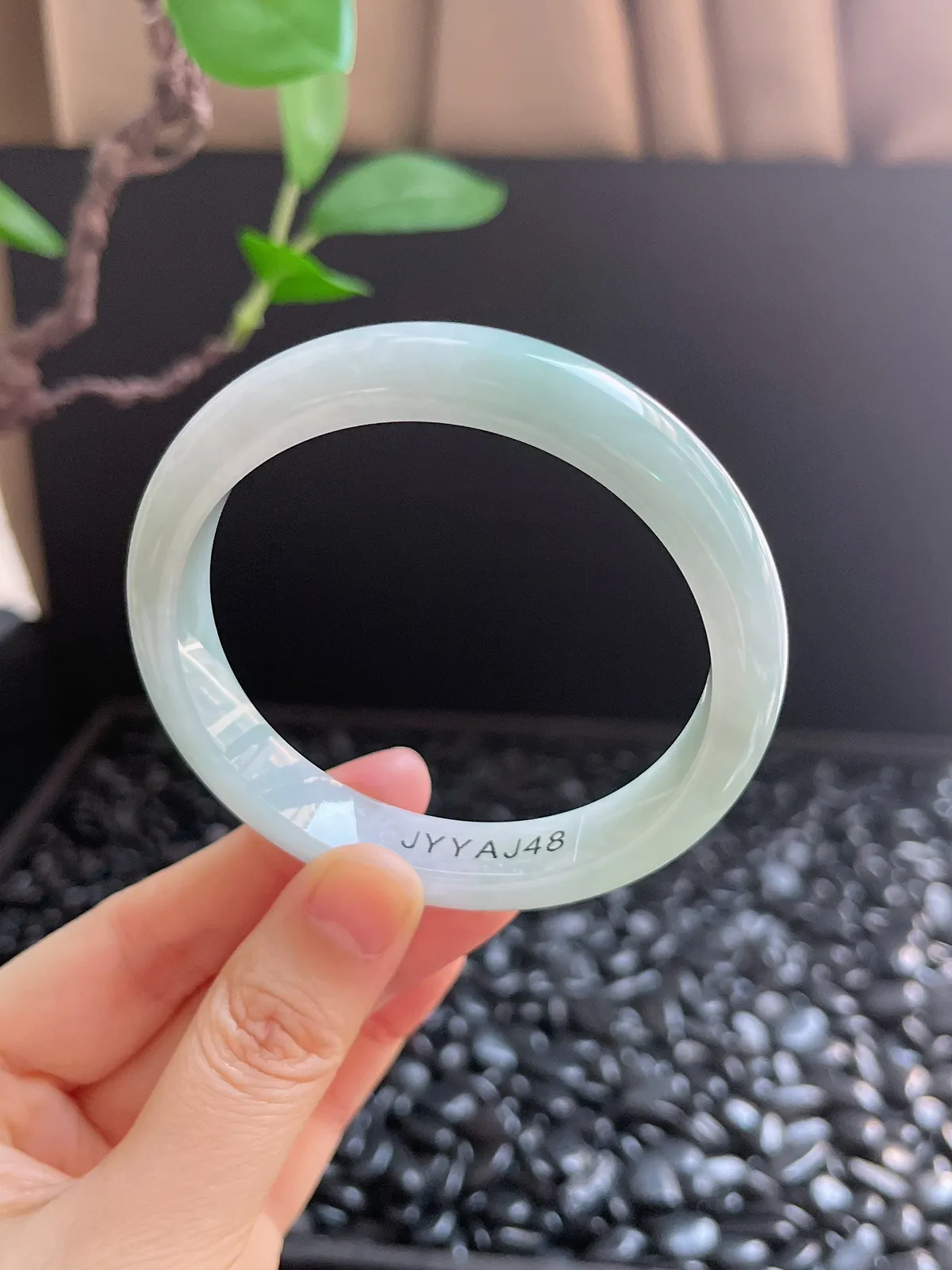 正圈57.6圈口，翡翠糯化种淡绿色手镯