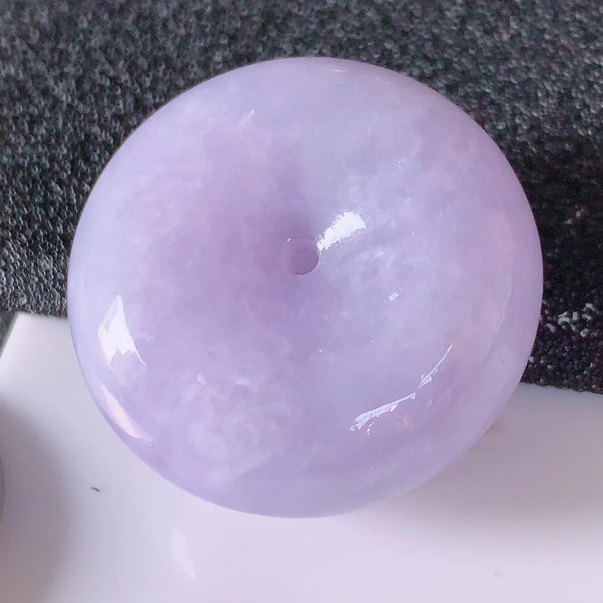 自然光实拍，冰润紫罗兰翡翠平安扣吊坠，形体饱满圆润，平安扣肥嘟嘟的，平平安安，种水很好，配戴精美！#05.2