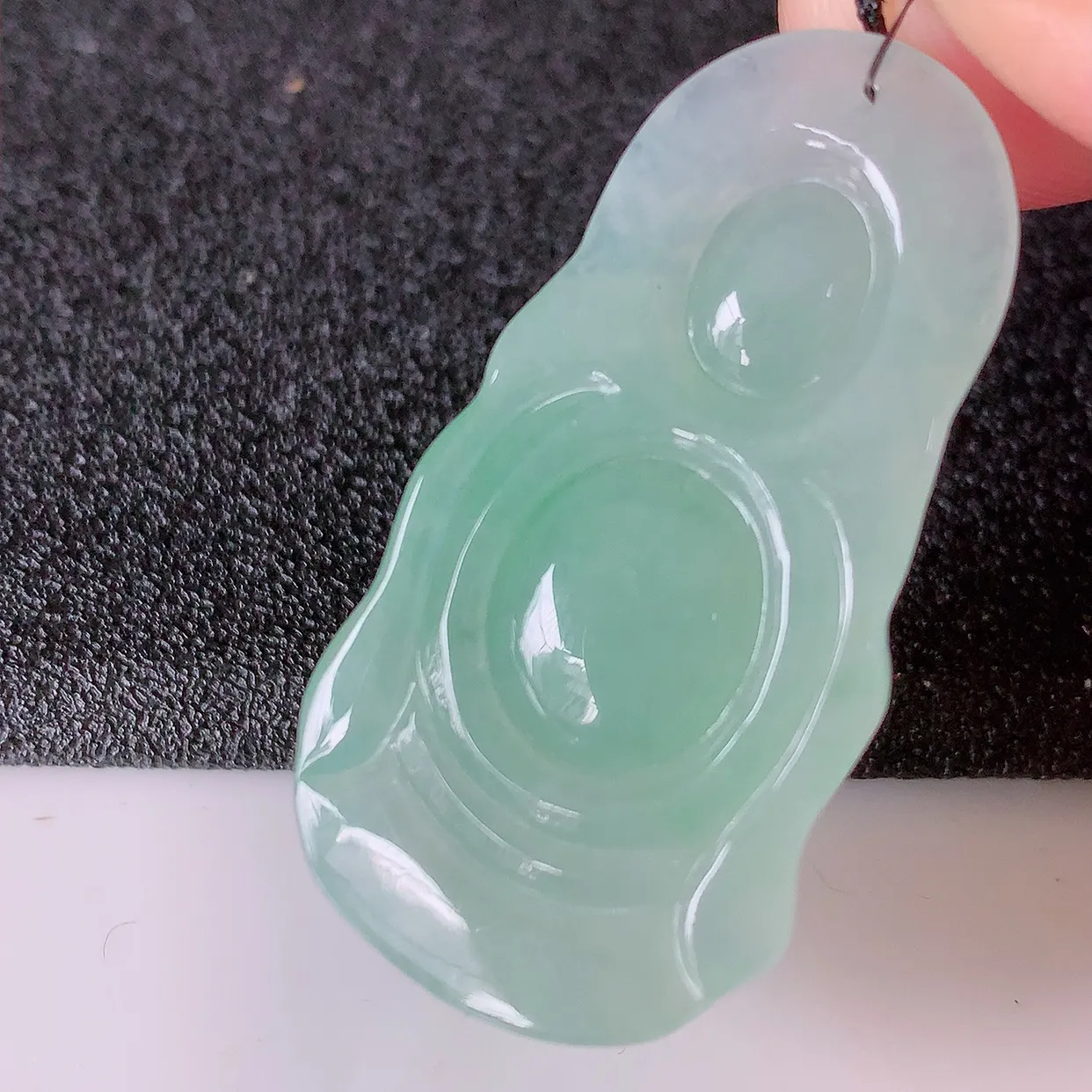 自然光实拍，冰飘绿翡翠招财财神爷吊坠，财神到你家里来，年年月月发大财，形态极为讨喜， 佩戴效果招财迷人#41.30