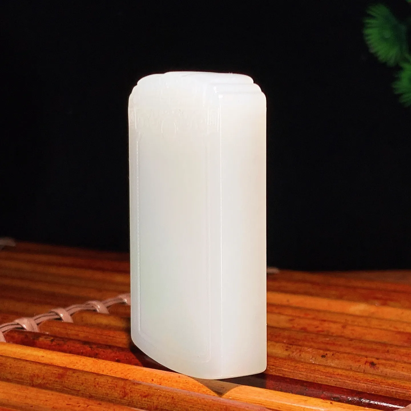 新疆和田玉羊脂白平安无事牌挂件。尺寸54/34/10重49.6克 白度一级。玉质细腻油润 底色纯净 脂粉好，品质好。lt250103