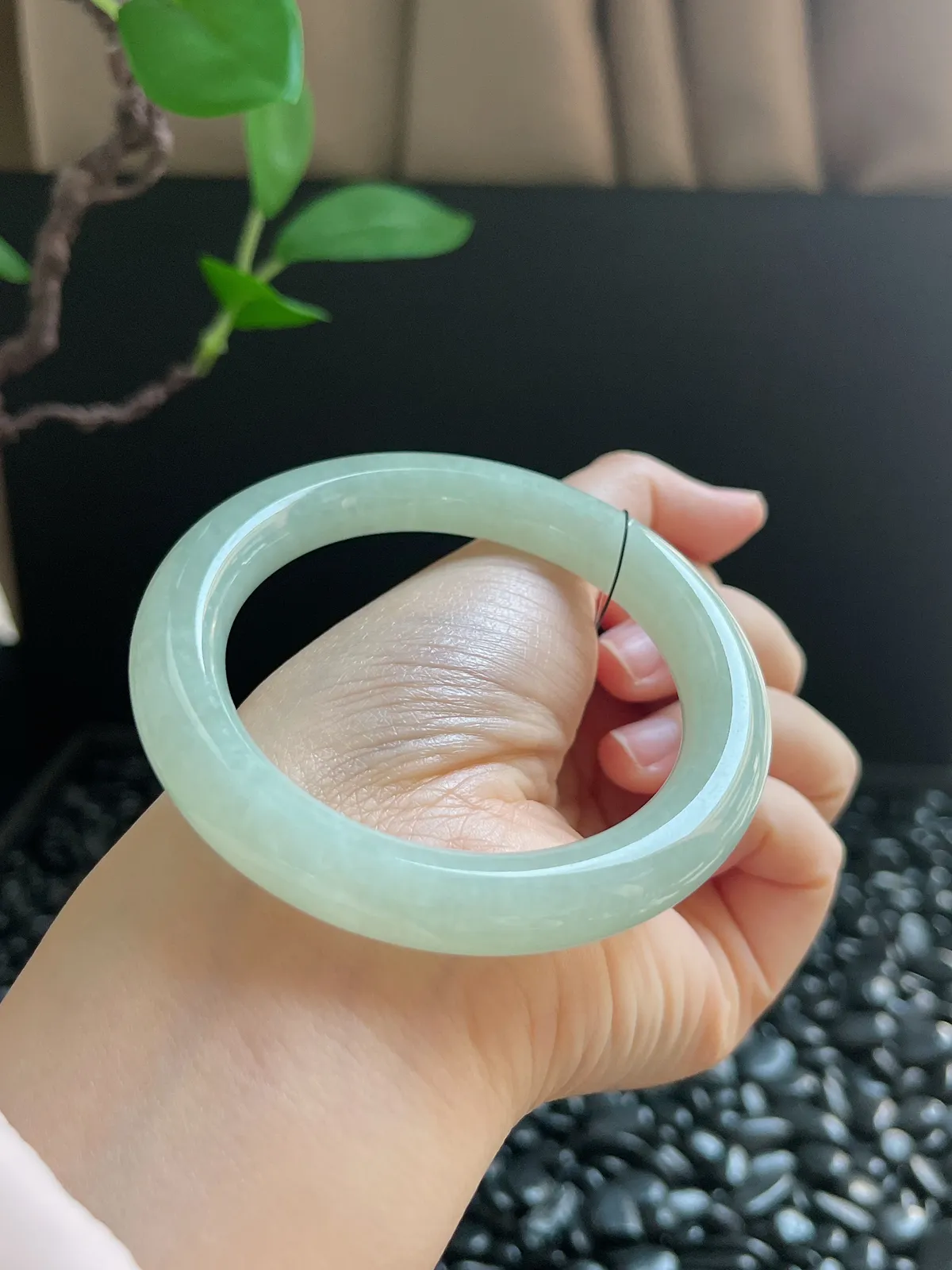 圆镯55圈口，翡翠糯化种淡绿色手镯