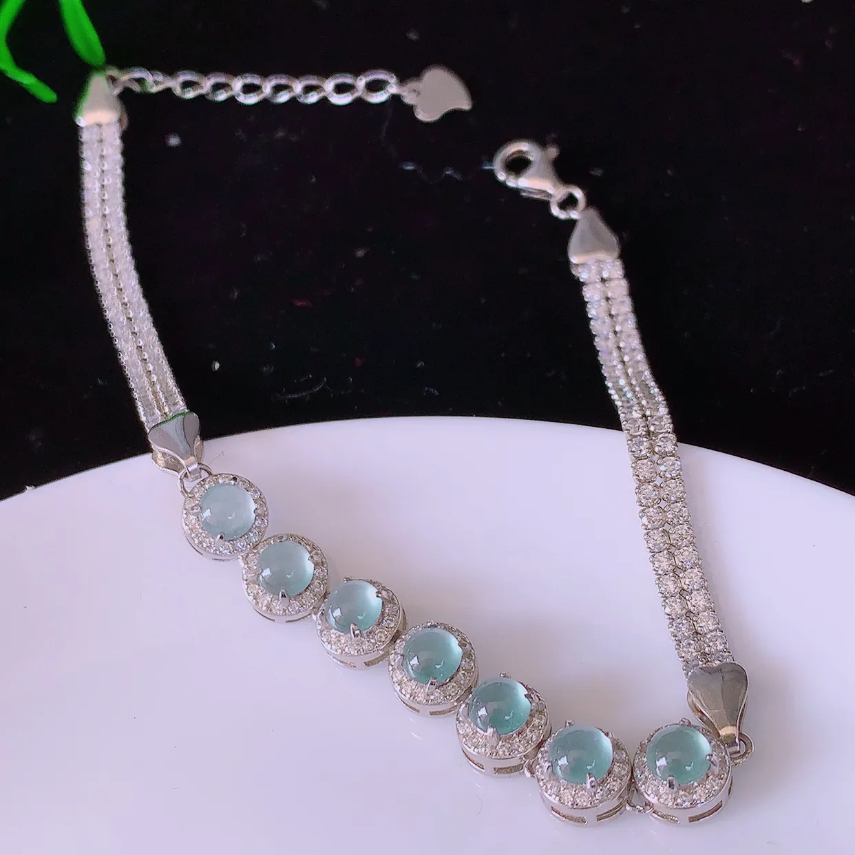 冰透满绿翡翠925银镶嵌手链，自然光实拍，翠色灵动，颜色漂亮，种老水足，品相佳，佩戴佳品！#97.2整体6.5*6.5*5.2裸石4.2*4.2