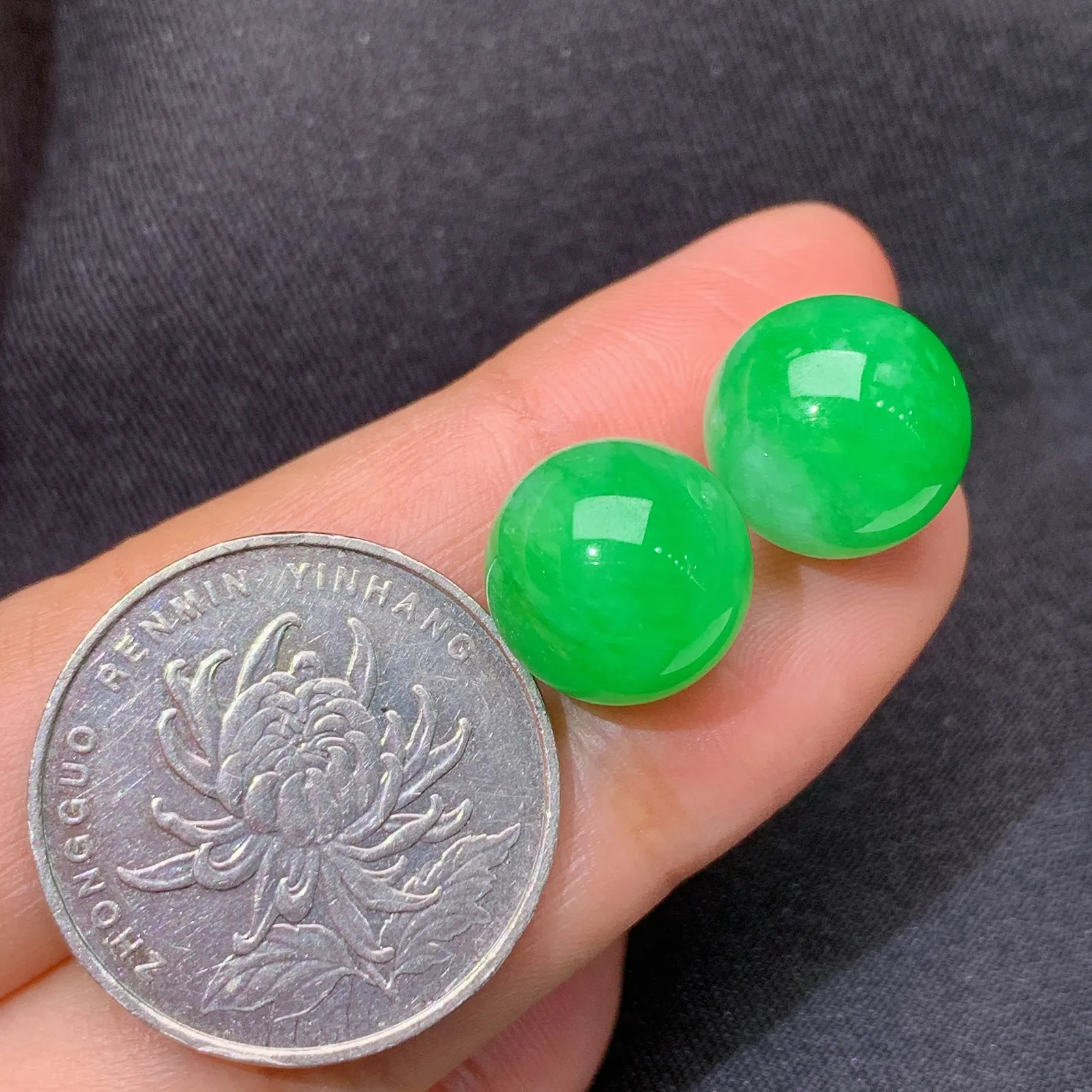 飘绿圆珠一对，镶嵌佳品，冰润细腻，色阳，种水足 Be 直径12.3