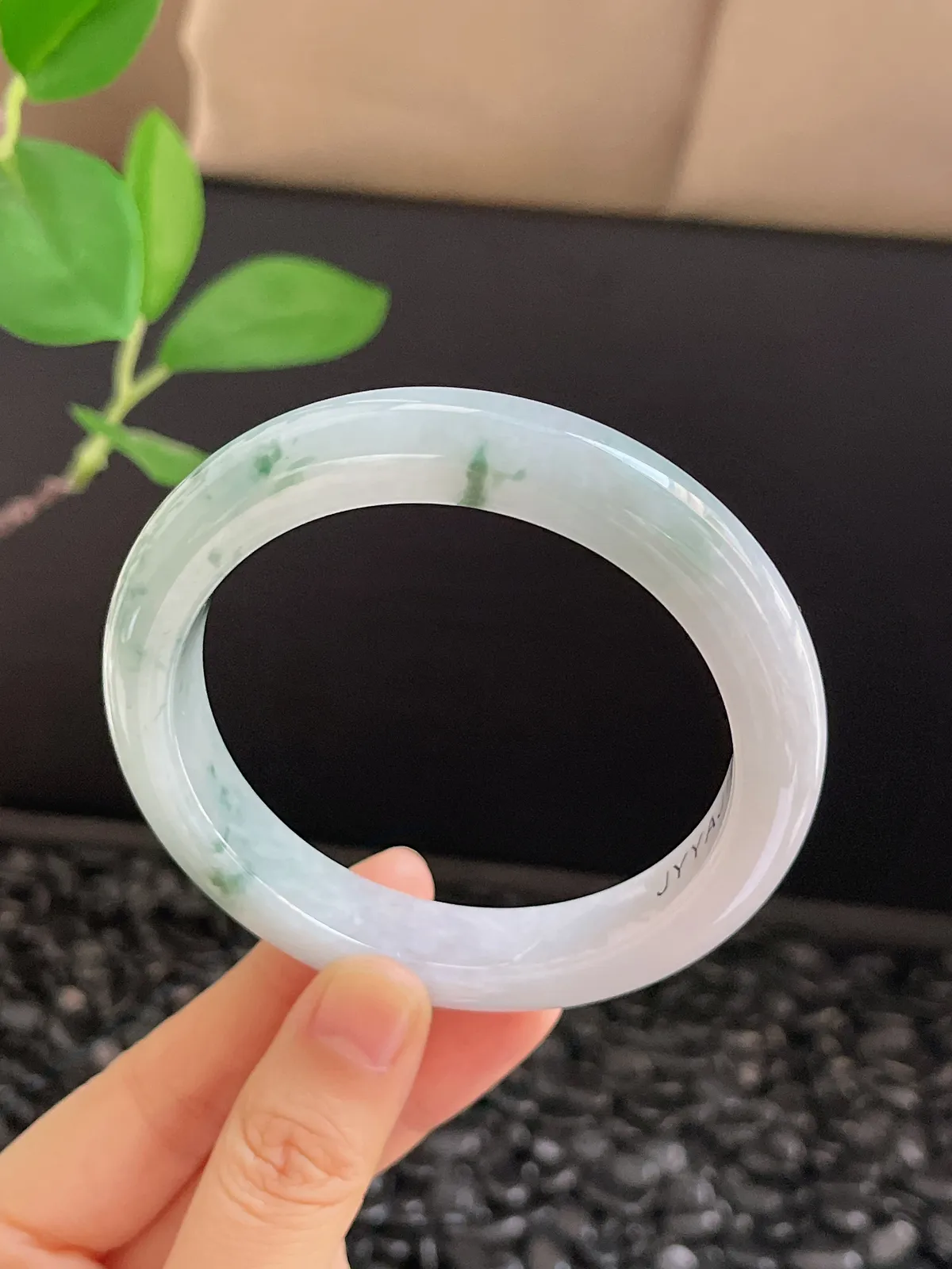 正圈59.8圈口，翡翠冰糯种淡绿色手镯