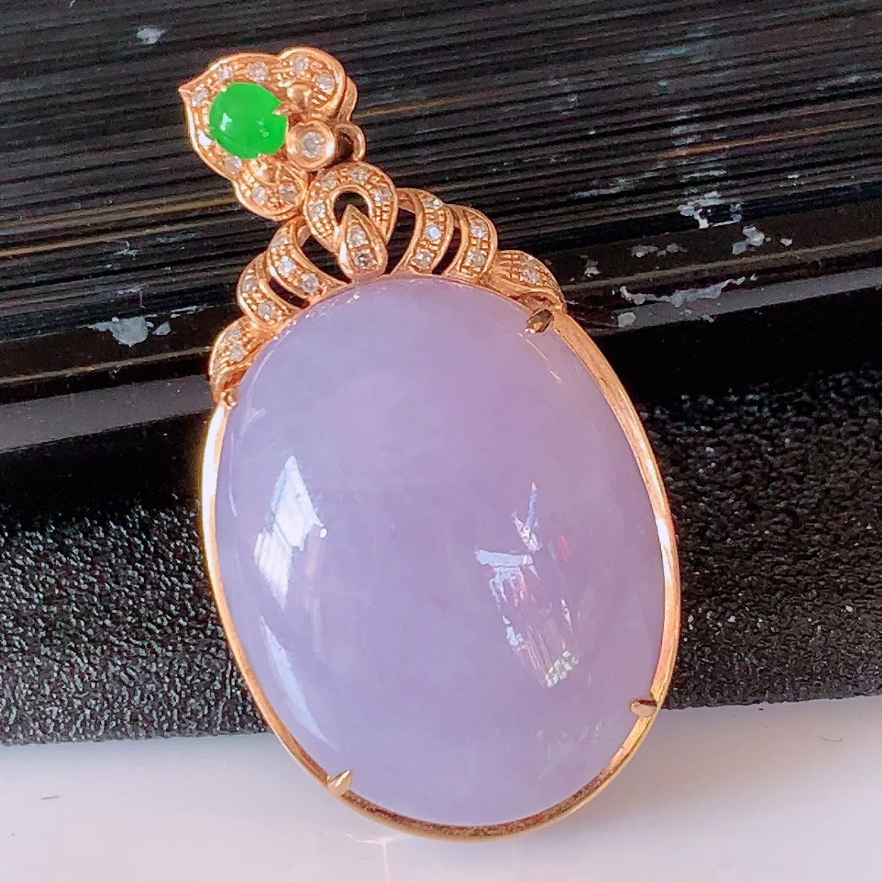 自然光实拍，18K金镶嵌大颗紫罗兰翡翠蛋面吊坠，紫罗兰时‮大尚‬方，款式经典，紫罗兰，佩戴优雅高贵上档次！#83.2整体36.8*19.5*10.8裸石23*17.8