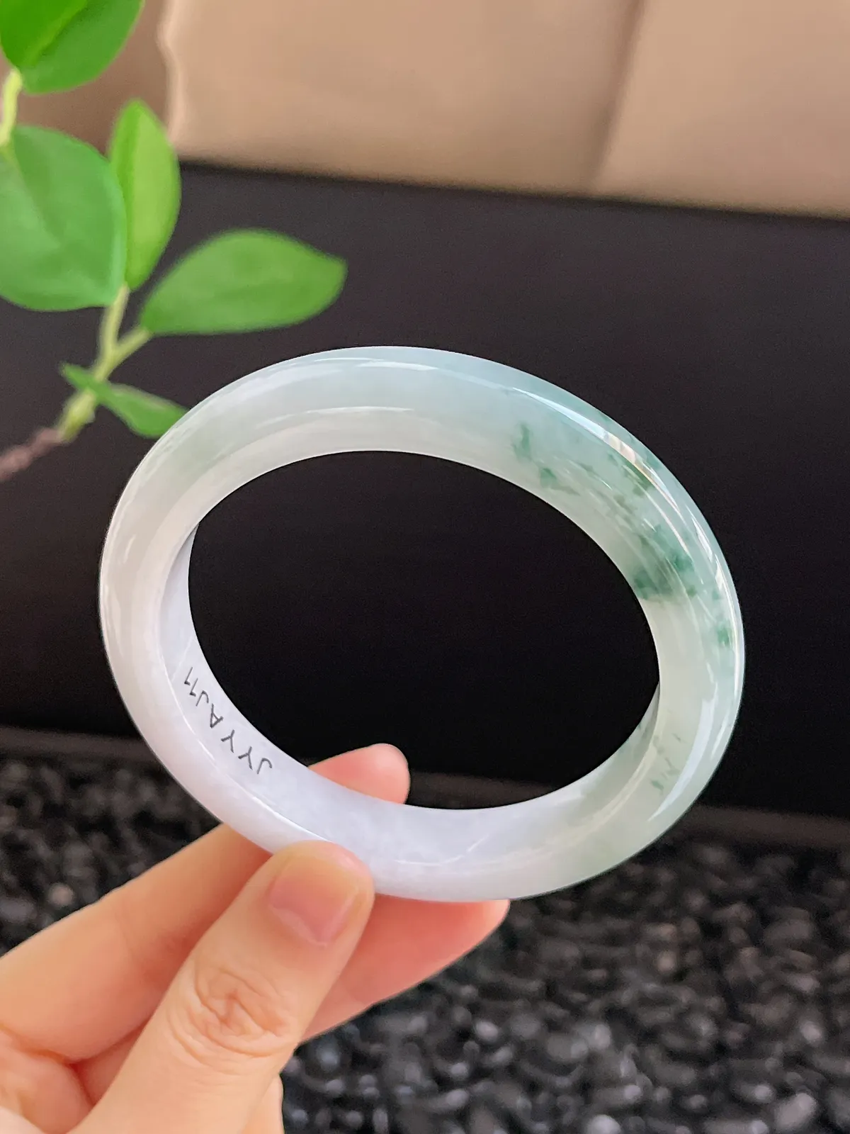 正圈59.8圈口，翡翠冰糯种淡绿色手镯