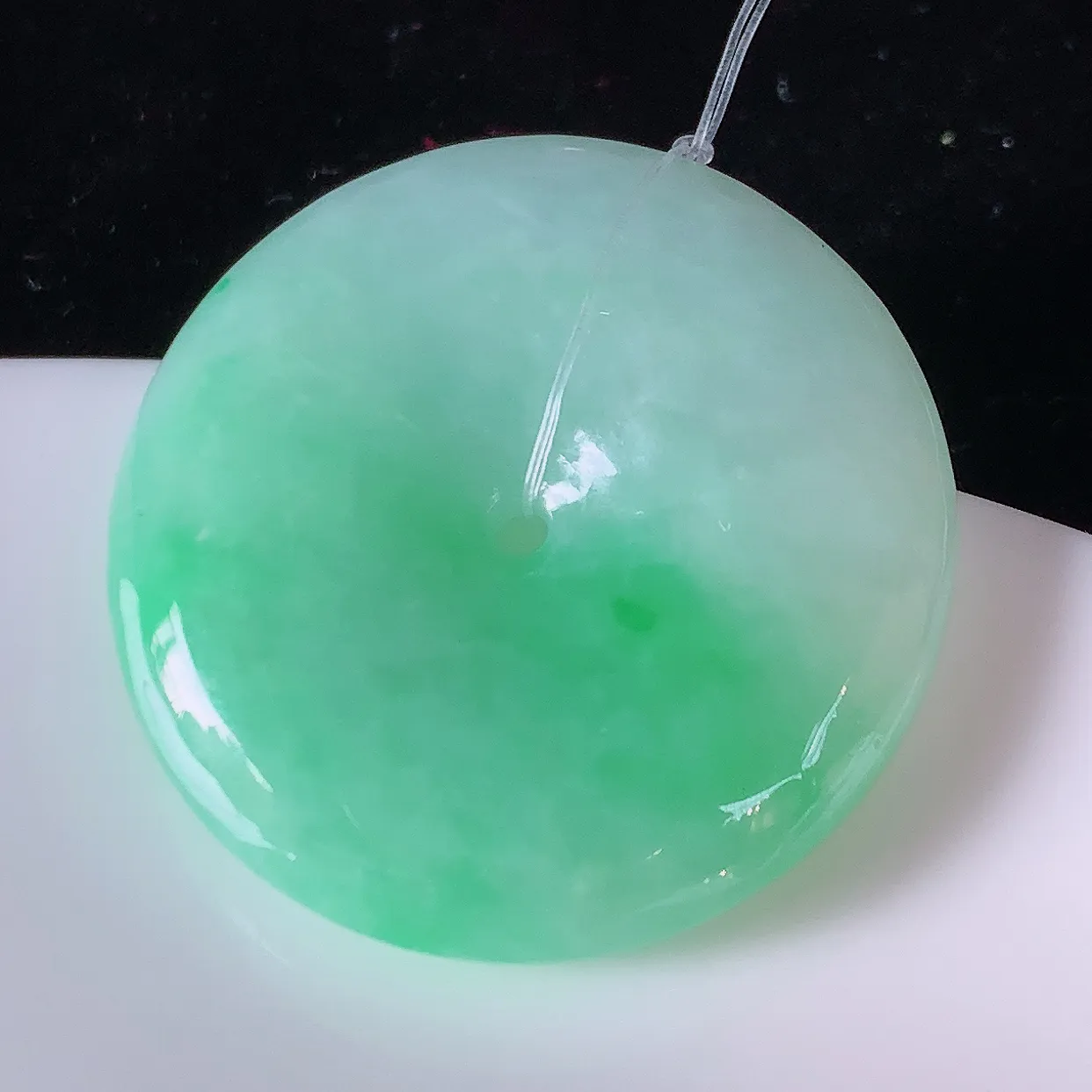 自然光实拍，水润飘绿翡翠平安扣吊坠，形体饱满圆润，平安扣肥嘟嘟的，平平安安，种水很好，配戴精美！#49.2