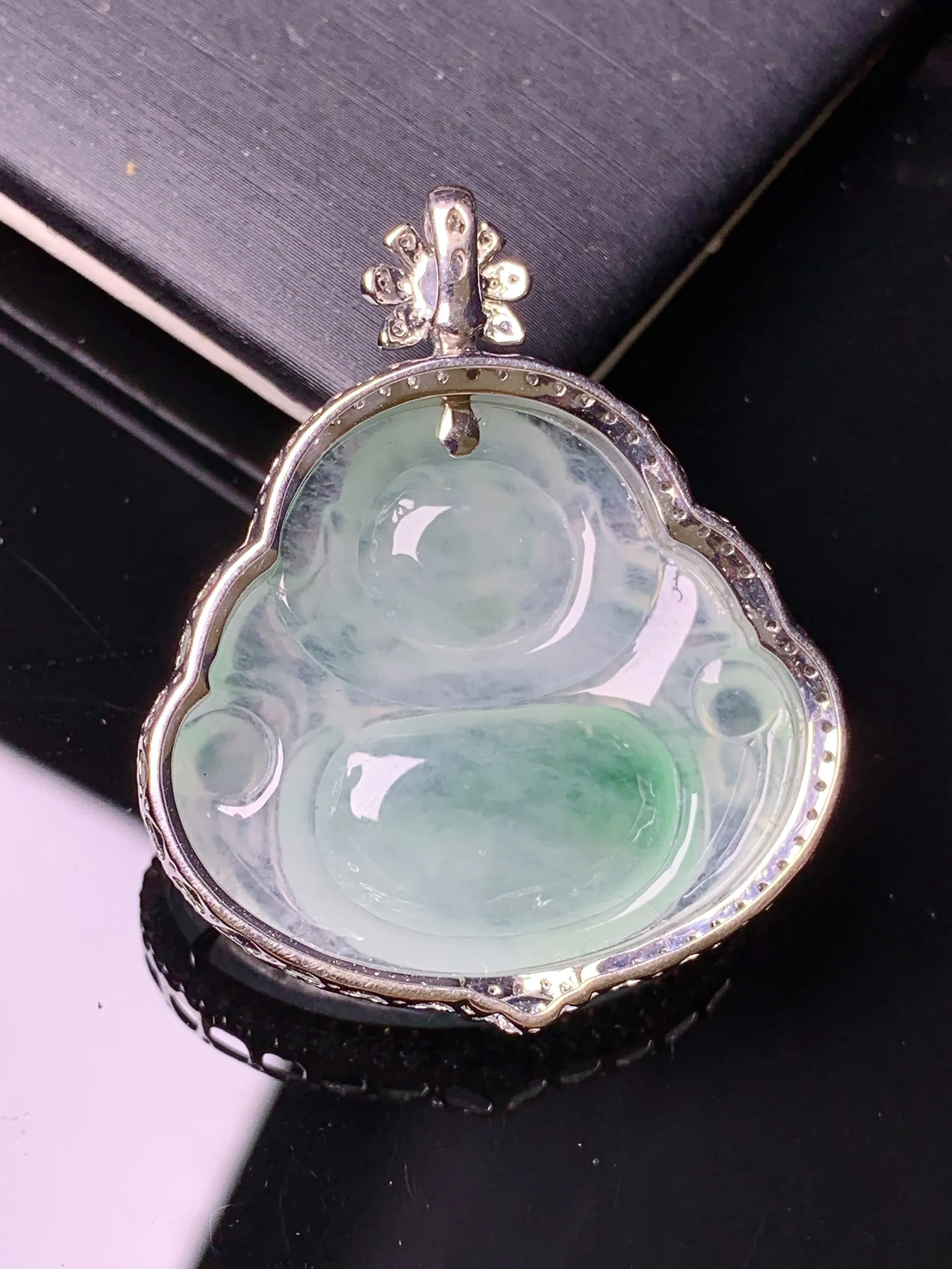 18k金钻镶嵌飘绿佛公吊坠 玉质细腻 色泽清新艳丽 整体尺寸37.5*31.3*9