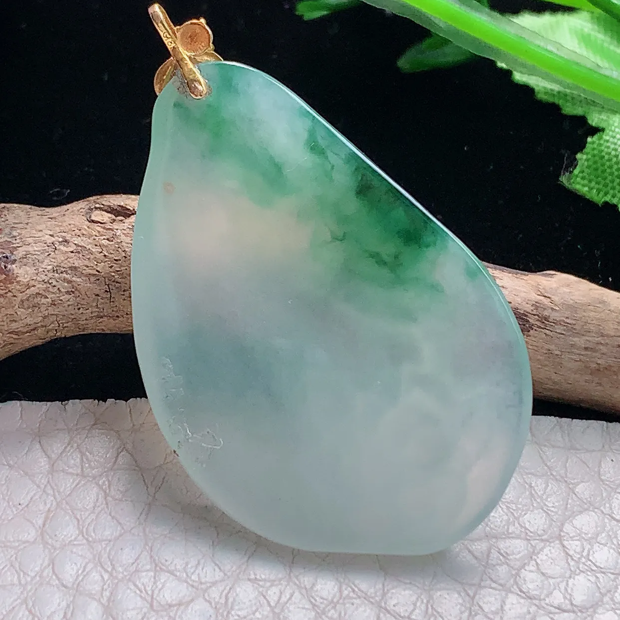 lz实拍44.8*26.5*4缅甸翡翠精雕冰飘花莲花 冰清玉洁玉项坠 玉挂件