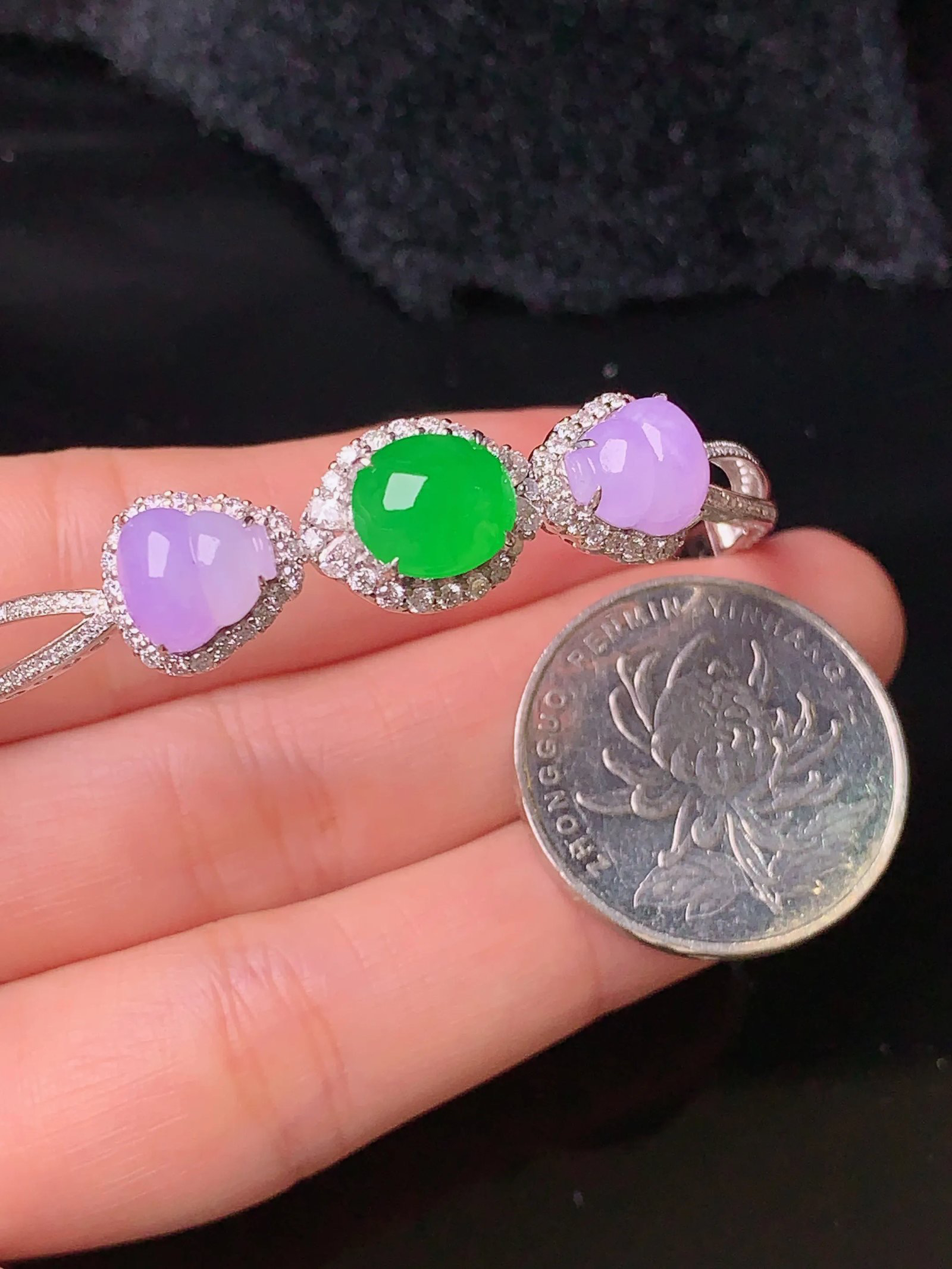 18k金钻镶嵌满绿蛋面手镯 玉质细腻 色泽艳丽 圈口55.5整体尺寸8.8*7.6*4.6