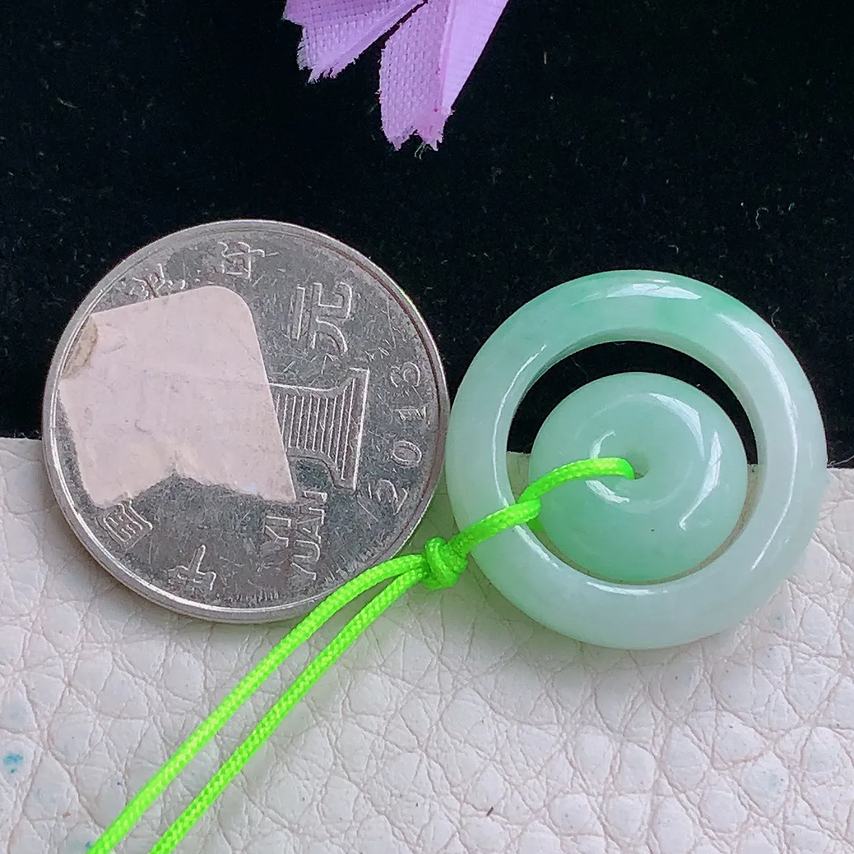 py实拍22.8*6缅甸翡翠精雕飘绿清秀子母扣 代代平安玉项坠 玉挂件