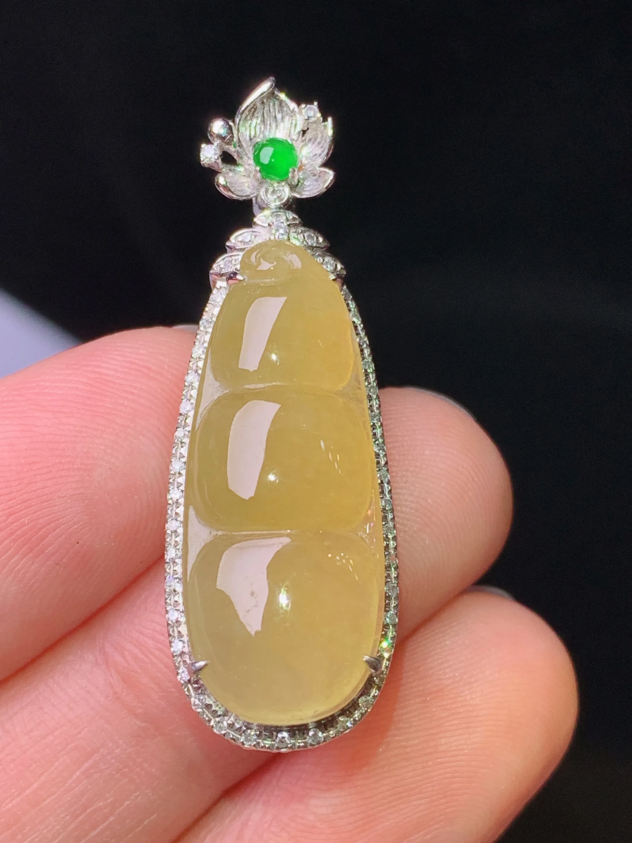 18k金钻镶嵌黄翡四季豆吊坠 玉质细腻 色泽清新艳丽 整体尺寸35.7*12*8