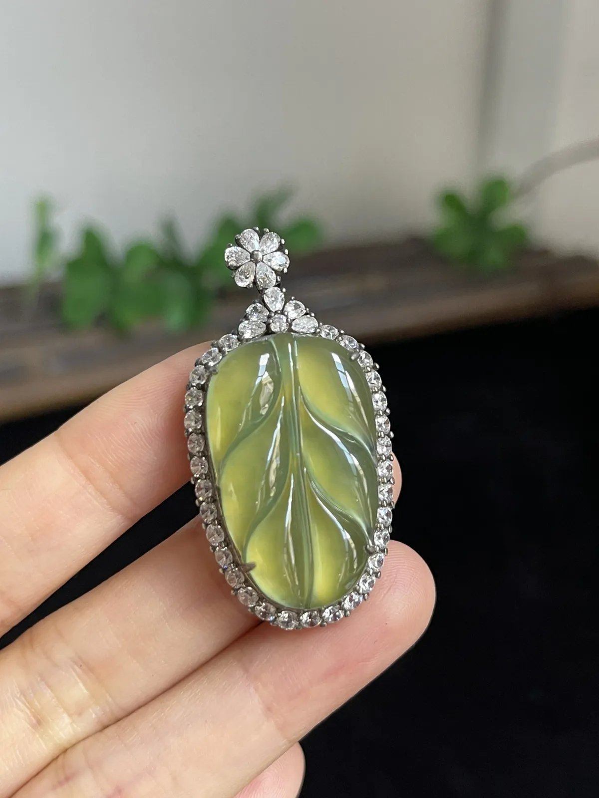 翡翠冰种黄加绿叶子，；底部垫色