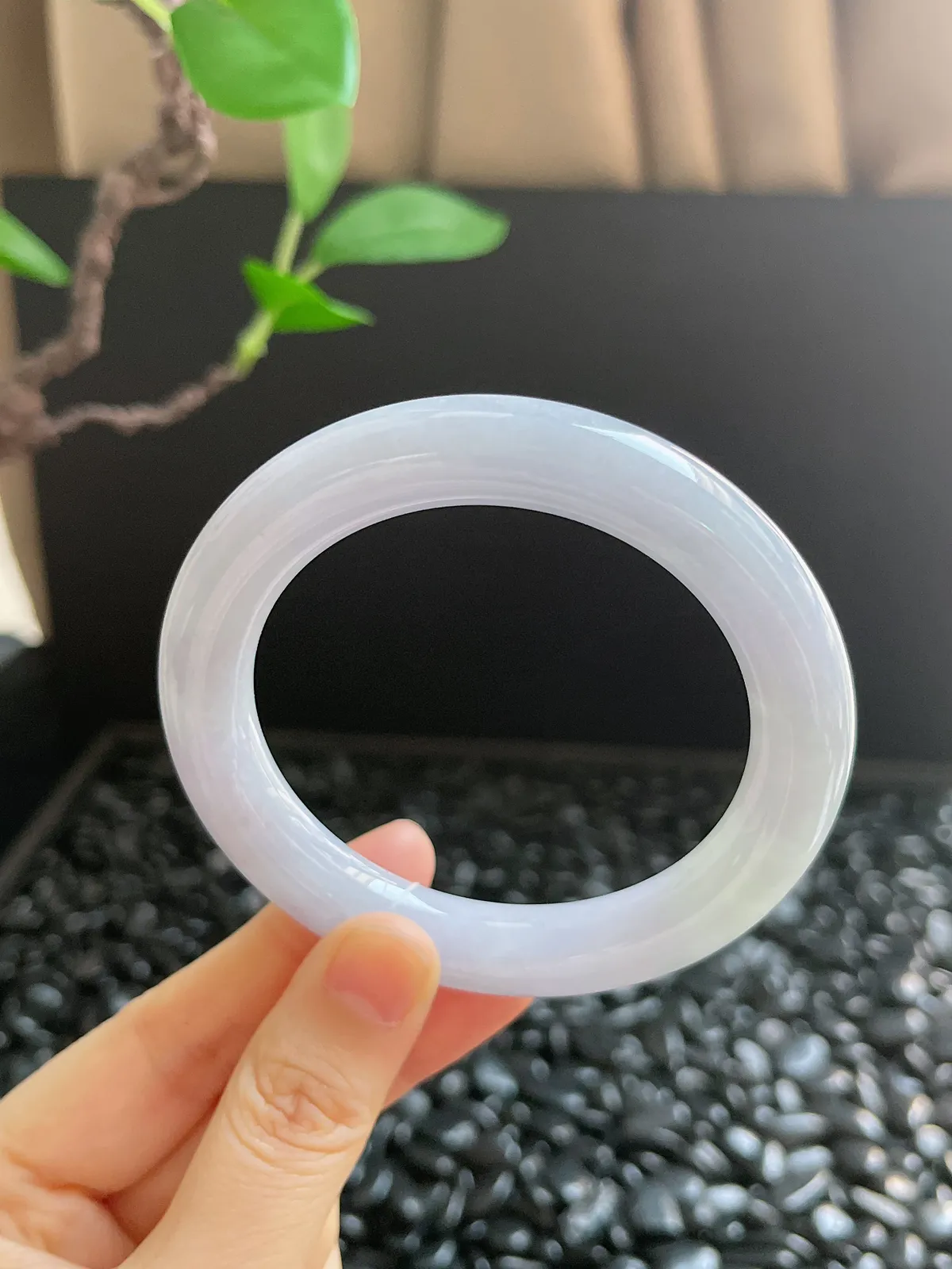 圆镯56.5圈口，翡翠糯化种春带彩手镯