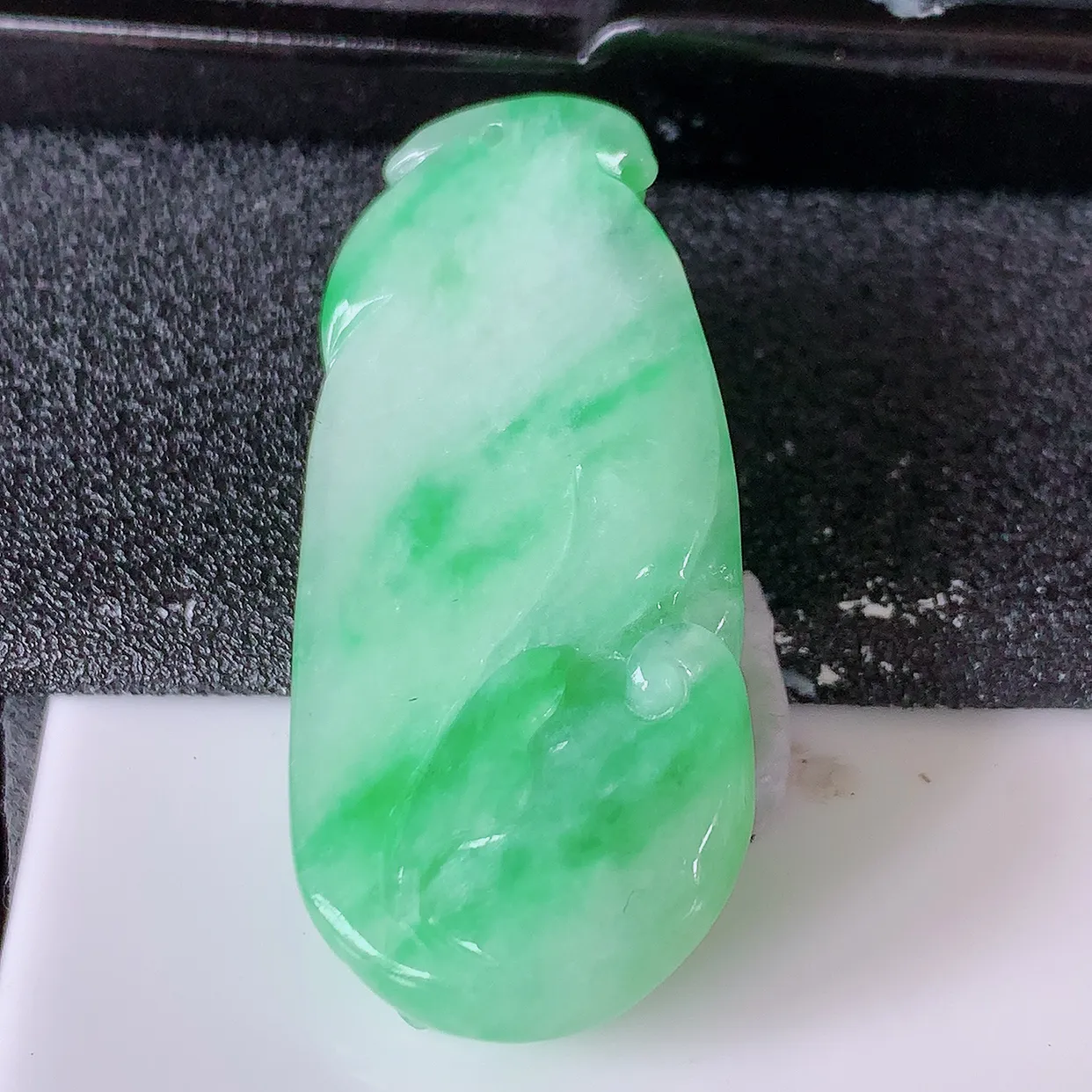 自然光实拍，冰润飘绿翡翠年年有余，自由自在玉吊坠，寓意财源广进，雕工婉约，栩栩如生，佩戴优雅迷人！#85.30