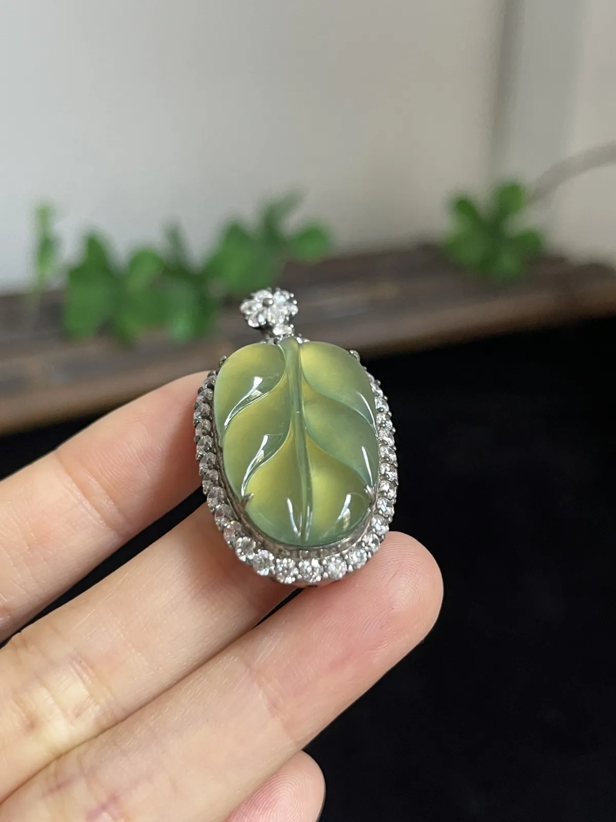 翡翠冰种黄加绿叶子，；底部垫色