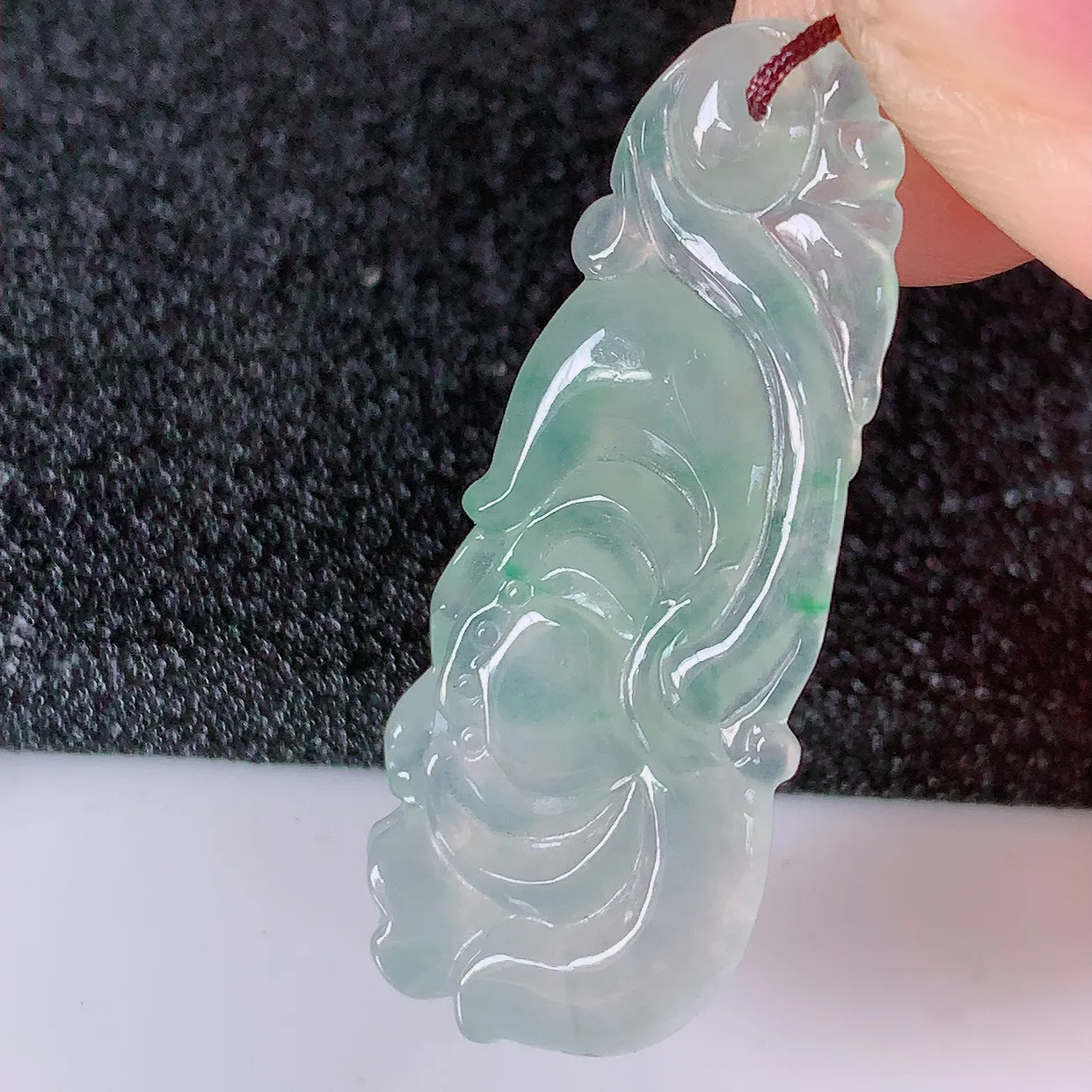 自然光实拍，冰种飘阳绿翡翠荷叶鱼、花开富贵玉坠，财源广进，自然隐逸、荷本是素不着尘之物，有和美之寓意