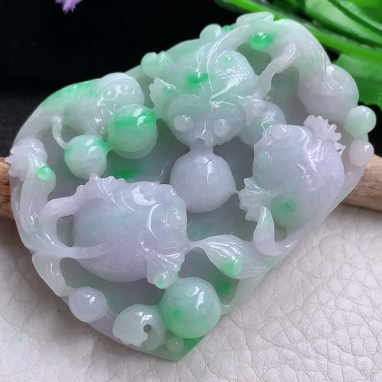 py实拍60*47*12缅甸翡翠精雕春彩金鱼吊坠 莲年有余玉挂件 玉吊坠